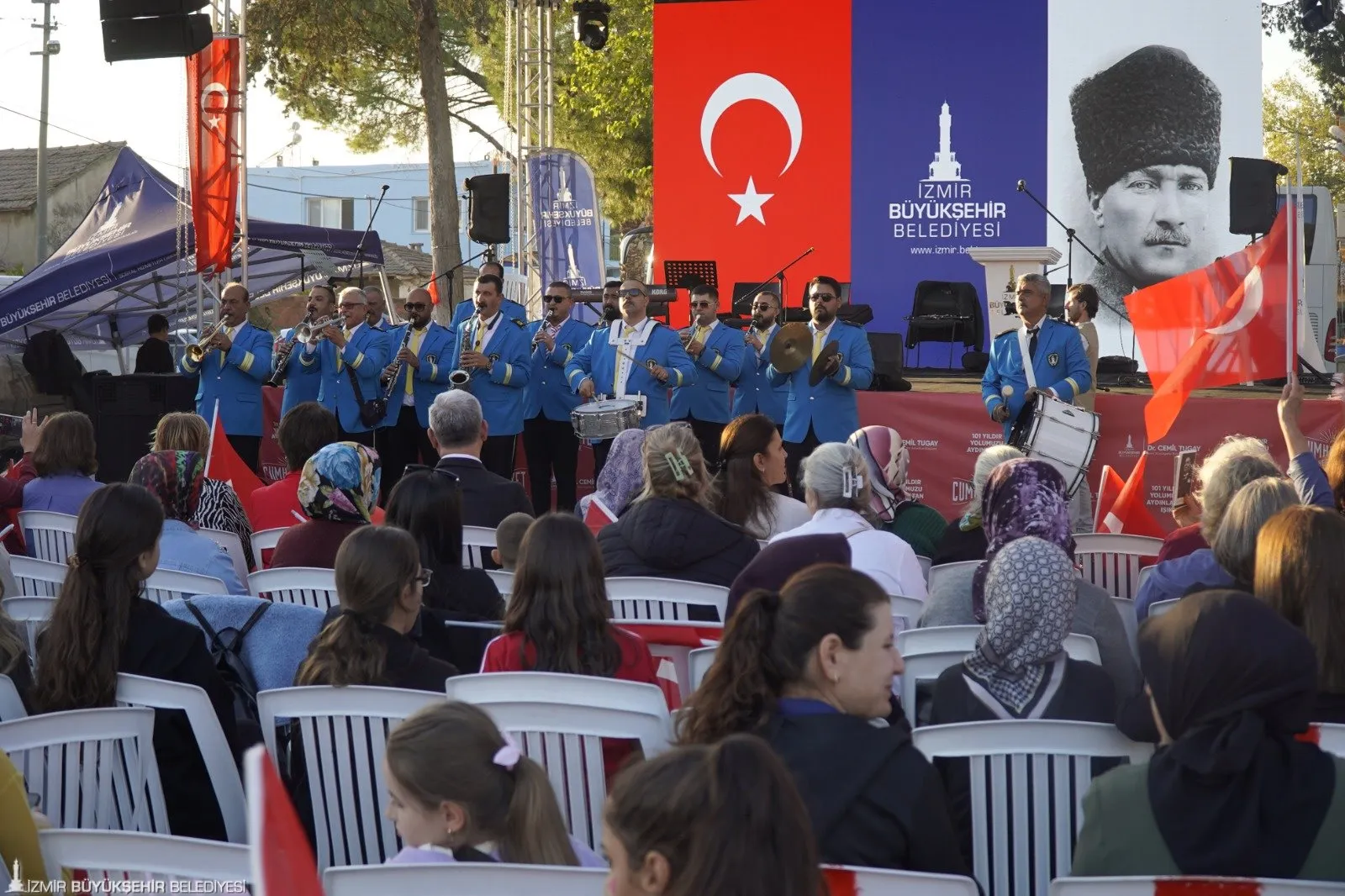 İzmir Büyükşehir Belediyesi'nin "Cumhuriyet Her Yerde" sloganıyla düzenlediği 29 Ekim Cumhuriyet Bayramı etkinlikleri, Bergama Yenikent Mahallesi'nde yoğun katılımla gerçekleşti.