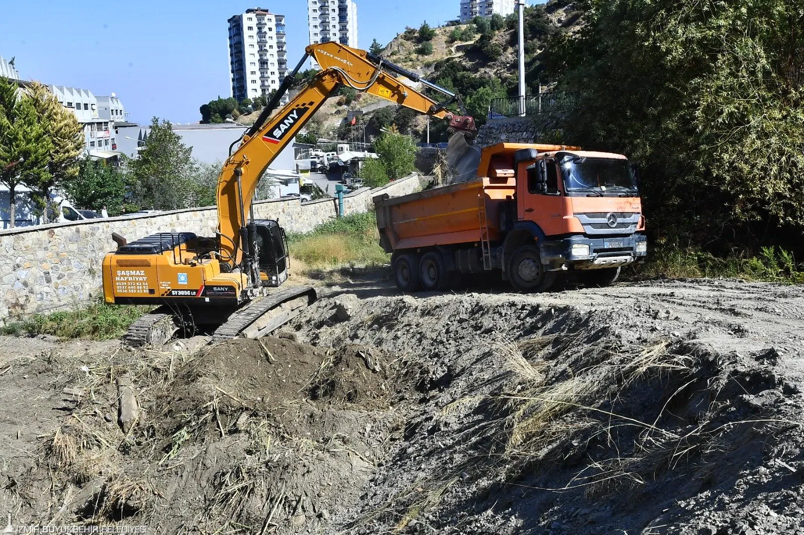 İZSU Genel Müdürlüğü, kış aylarında yaşanabilecek su baskınlarının önüne geçmek için kent genelinde dere temizlik çalışmalarını hızlandırdı.