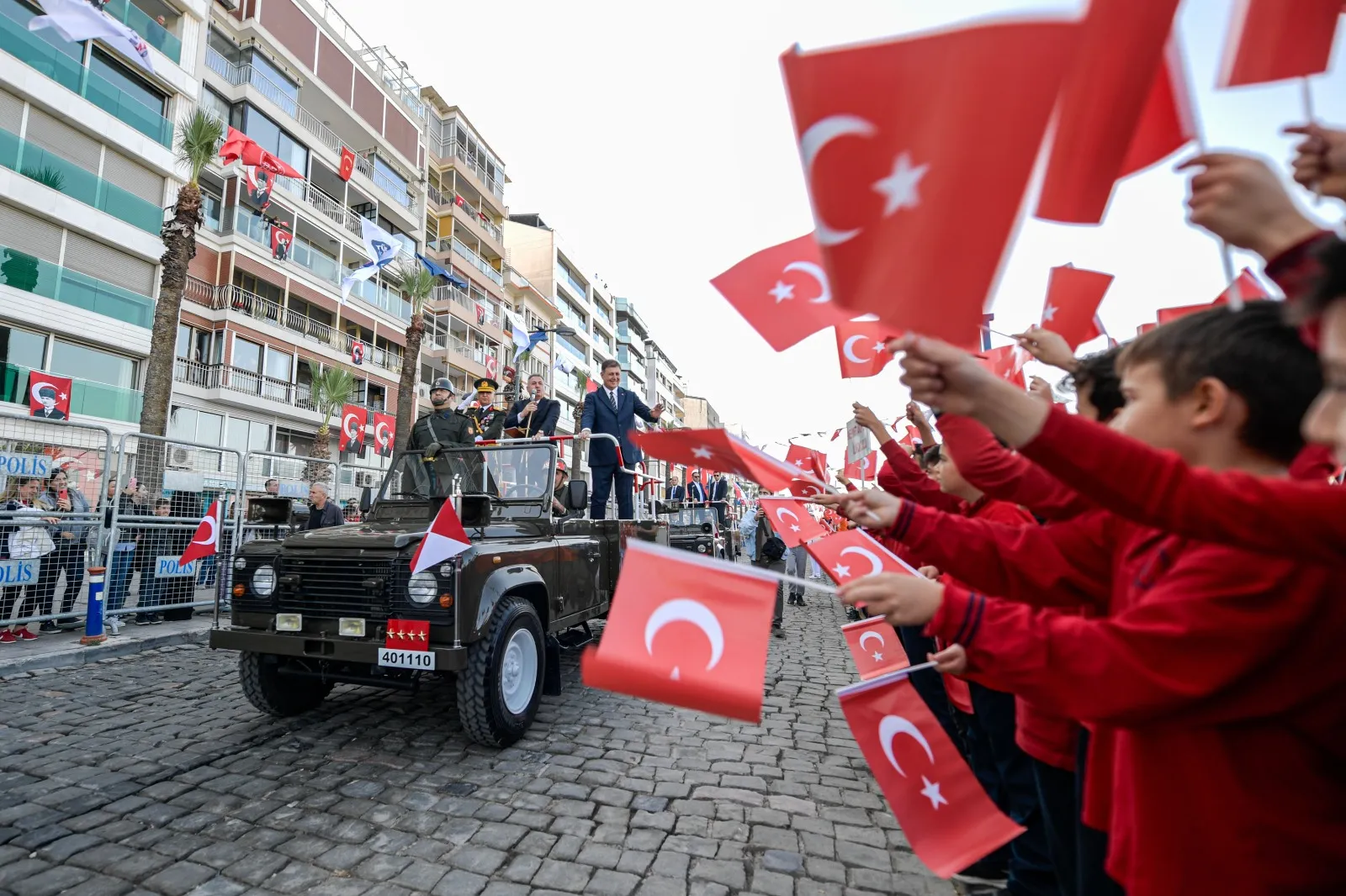 Türkiye Cumhuriyeti'nin 101. yılı İzmir'de büyük bir şölenle kutlandı. İzmir Valiliği'nde başlayan etkinlikler, Cumhuriyet Meydanı'nda halkın katılımıyla devam etti. 