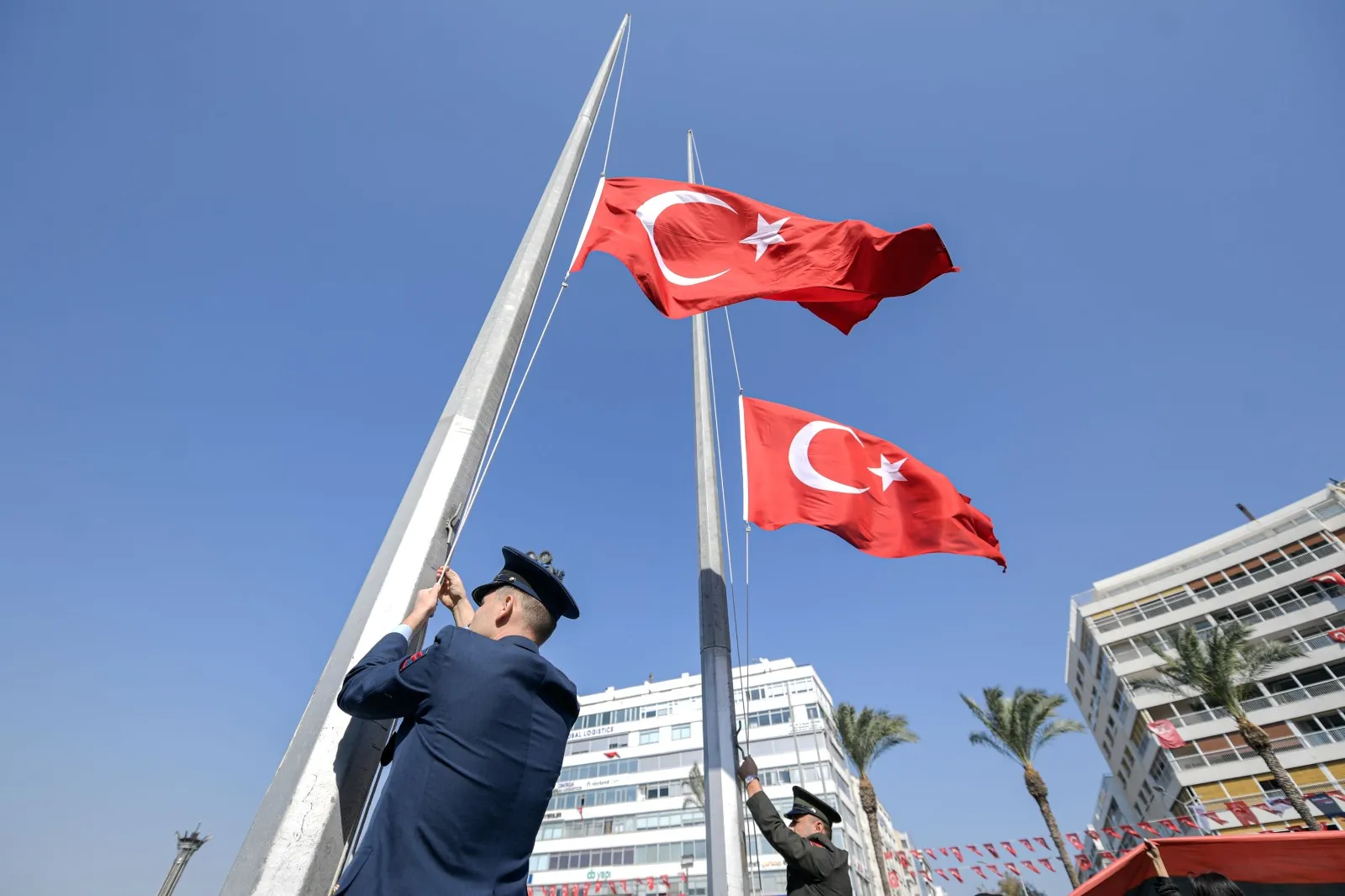 İzmir Büyükşehir Belediye Başkanı Dr. Cemil Tugay, Cumhuriyet Bayramı’nın 101. yıl dönümü kutlamaları kapsamında Cumhuriyet Meydanı’ndaki çelenk sunma törenine katıldı.