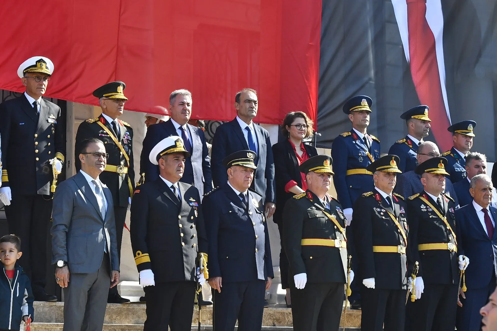 İzmir Büyükşehir Belediye Başkanı Dr. Cemil Tugay, Cumhuriyet Bayramı’nın 101. yıl dönümü kutlamaları kapsamında Cumhuriyet Meydanı’ndaki çelenk sunma törenine katıldı.