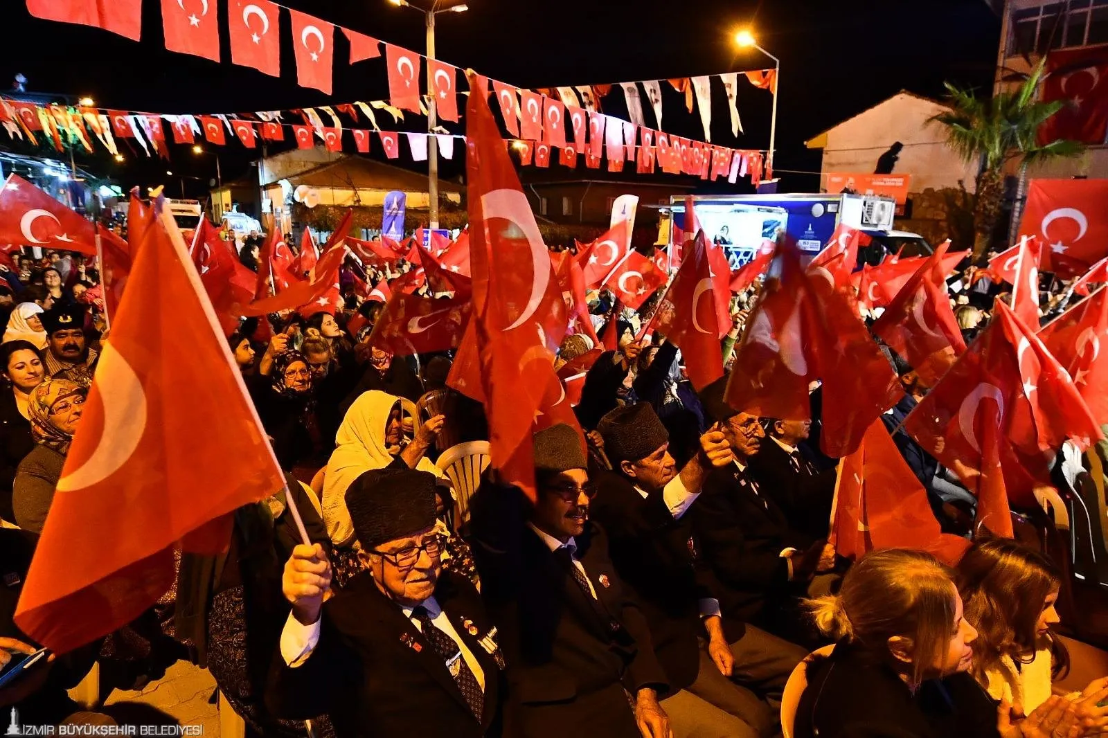 İzmir Büyükşehir Belediyesi'nin düzenlediği 15 günlük kapsamlı Cumhuriyet Bayramı kutlamaları, kırsal mahalleleri de kapsayarak İzmir genelinde büyük bir coşku yarattı. 