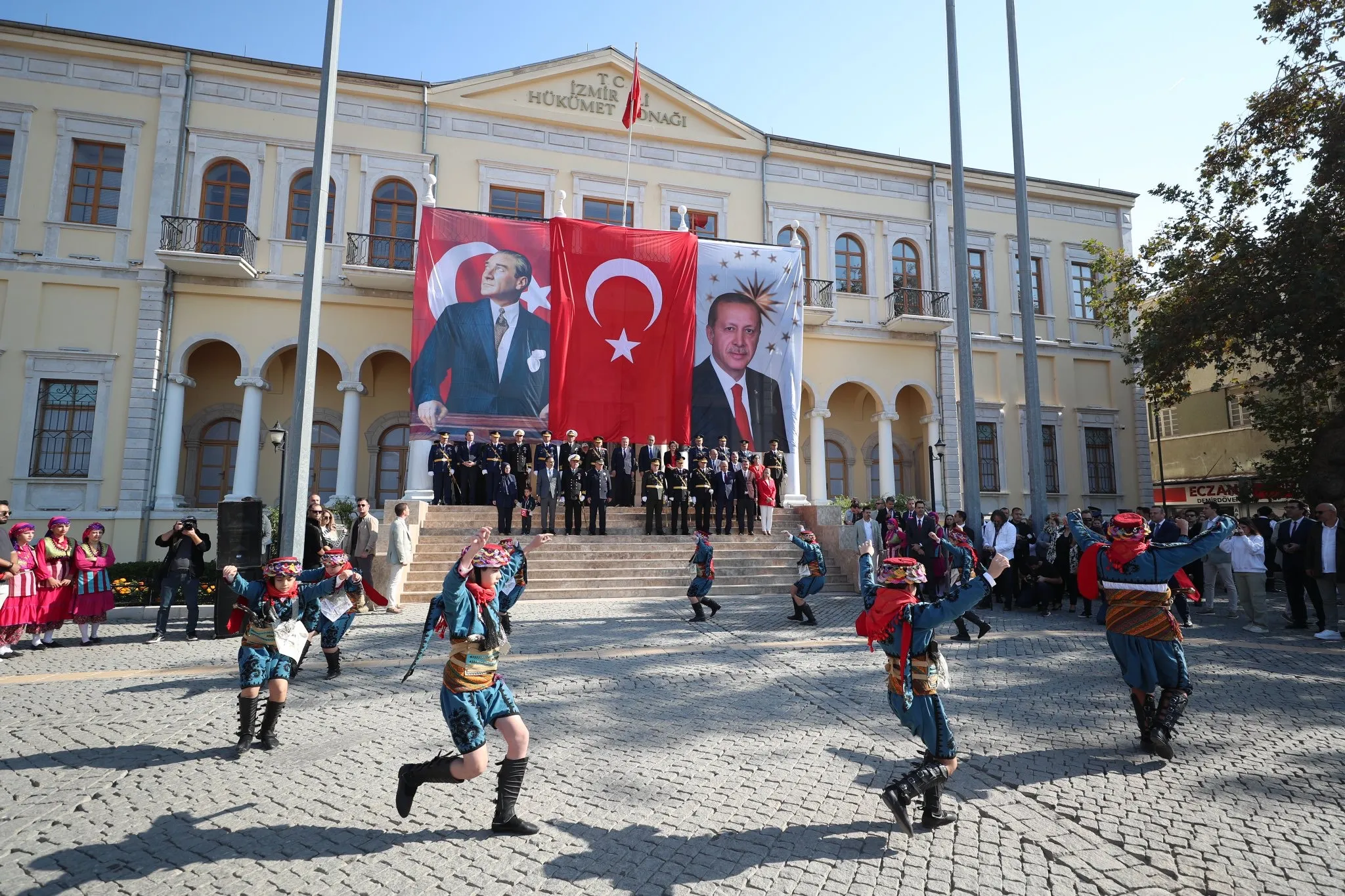 İzmir Valiliği ve İl Milli Eğitim Müdürlüğü’nün düzenlediği Cumhuriyet Bayramı etkinlikleri, 28 Ekim’de Cumhuriyet Meydanı’nda çelenk sunumuyla başladı.