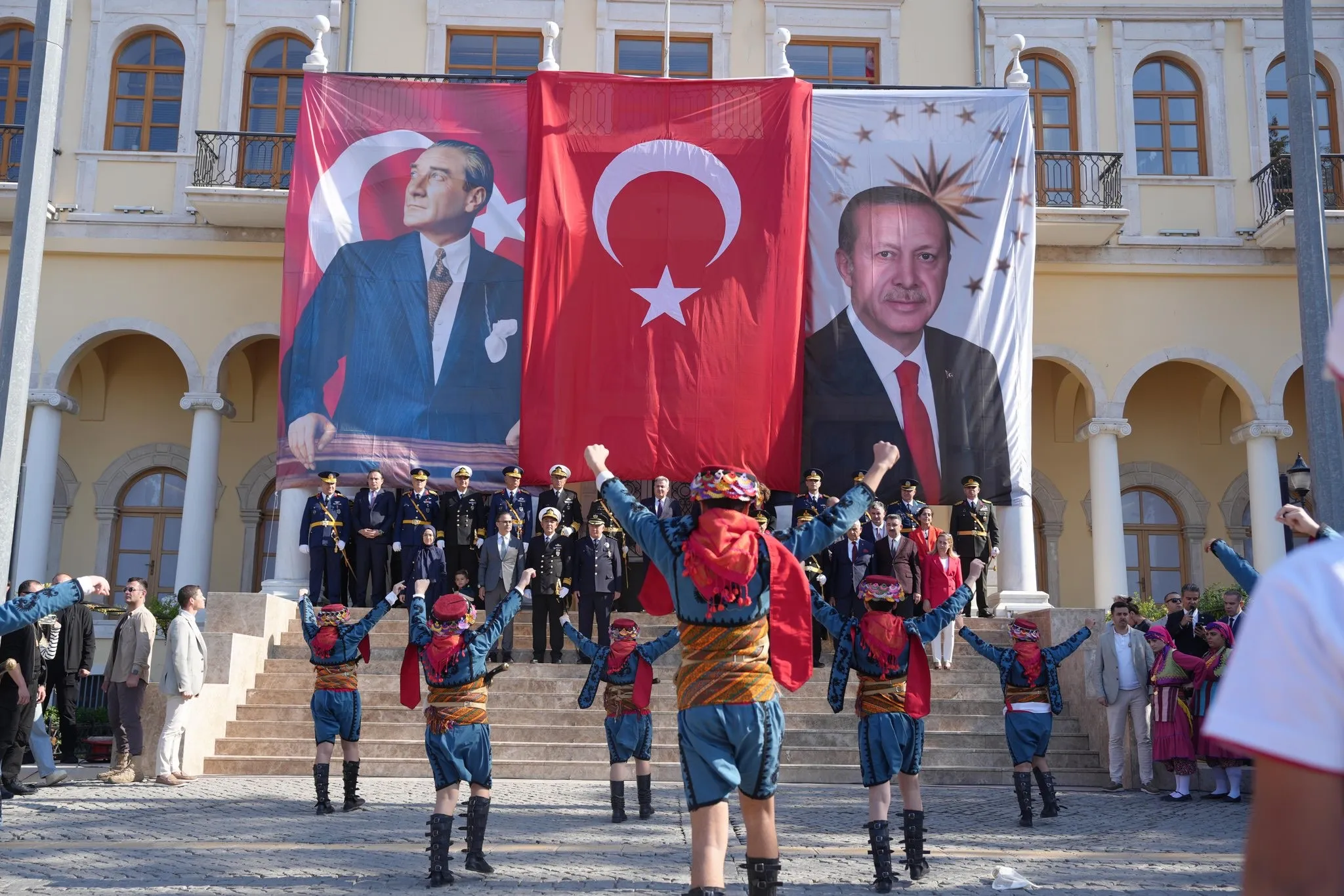 İzmir Valiliği ve İl Milli Eğitim Müdürlüğü’nün düzenlediği Cumhuriyet Bayramı etkinlikleri, 28 Ekim’de Cumhuriyet Meydanı’nda çelenk sunumuyla başladı.