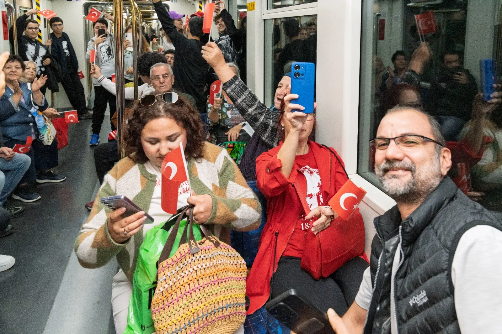 Türkiye Cumhuriyeti'nin 101. kuruluş yıl dönümü etkinlikleri kapsamında İzmir Büyükşehir Belediyesi Bando Ekibi, metro yolcularına unutulmaz bir sürpriz yaptı.