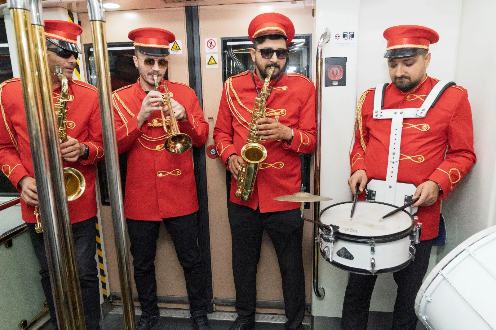 Türkiye Cumhuriyeti'nin 101. kuruluş yıl dönümü etkinlikleri kapsamında İzmir Büyükşehir Belediyesi Bando Ekibi, metro yolcularına unutulmaz bir sürpriz yaptı.