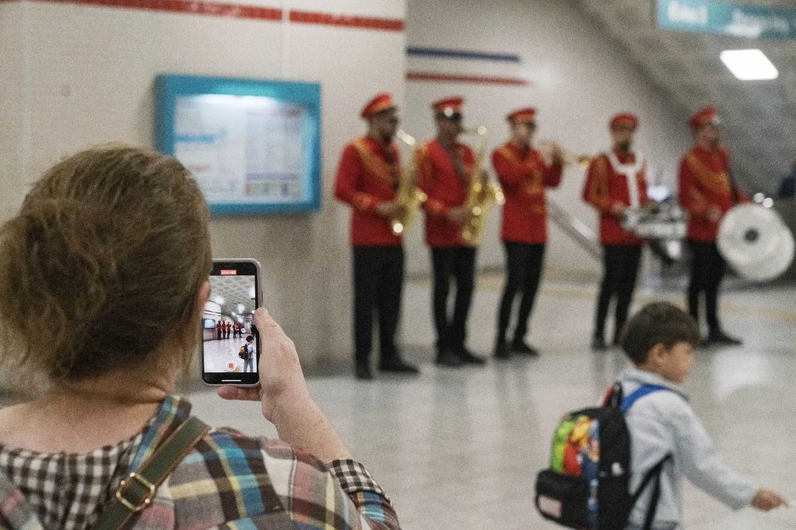 Türkiye Cumhuriyeti'nin 101. kuruluş yıl dönümü etkinlikleri kapsamında İzmir Büyükşehir Belediyesi Bando Ekibi, metro yolcularına unutulmaz bir sürpriz yaptı.