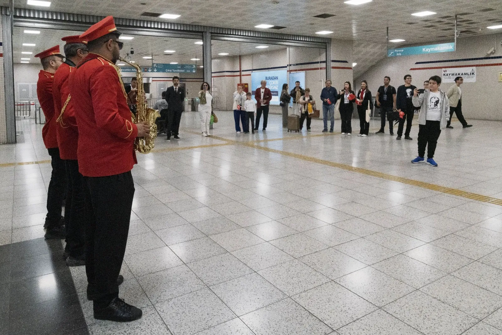 Türkiye Cumhuriyeti'nin 101. kuruluş yıl dönümü etkinlikleri kapsamında İzmir Büyükşehir Belediyesi Bando Ekibi, metro yolcularına unutulmaz bir sürpriz yaptı.