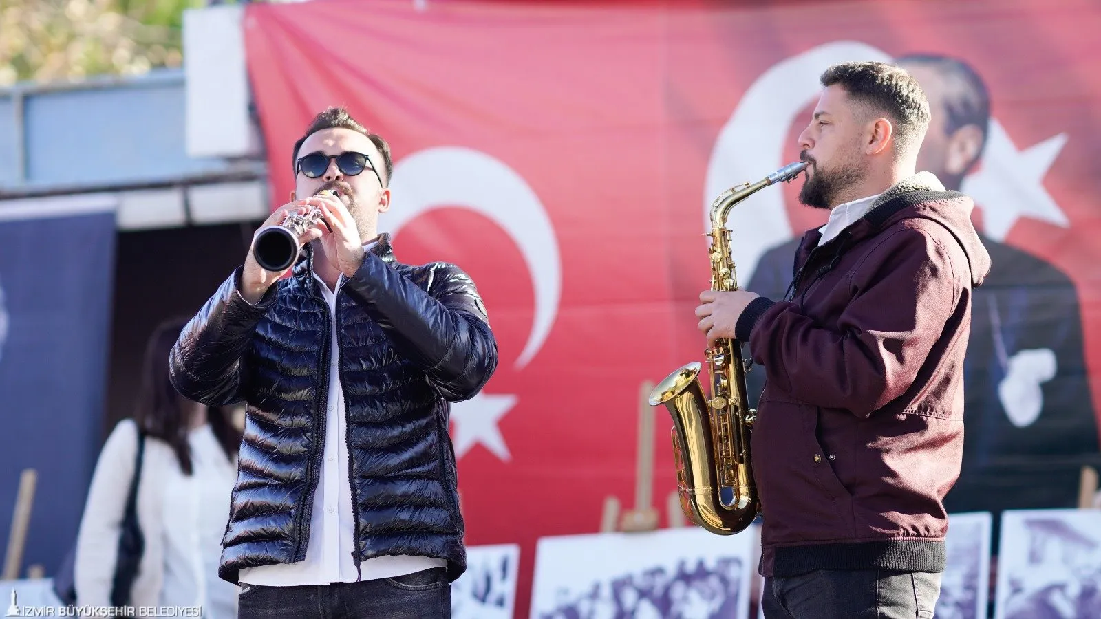 İzmir Büyükşehir Belediyesi’nin "Cumhuriyet Her Yerde" etkinlikleri kapsamında, Cumhuriyet Bayramı coşkusu Urla Zeytinler Mahallesi’nde yaşandı.