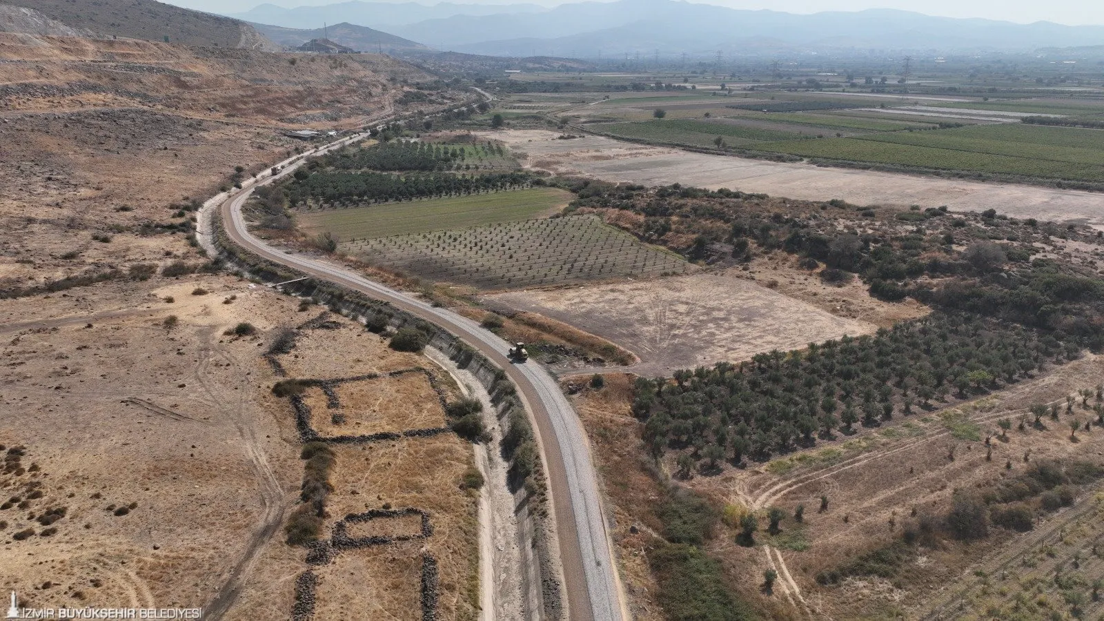  İzmir Büyükşehir Belediyesi'nin başlattığı asfalt seferberliği kapsamında, 14 ilçede toplam 200 kilometrelik yol asfaltlandı.