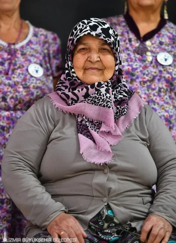 İzmir Büyükşehir Belediyesi Köy Tiyatroları, kırsal bölgelerde yaşayan kadınların hayatlarına dokunuyor. Tiyatro eğitimleriyle sosyalleşen kadınlar, sahnelerde kendi seslerini buluyor. 