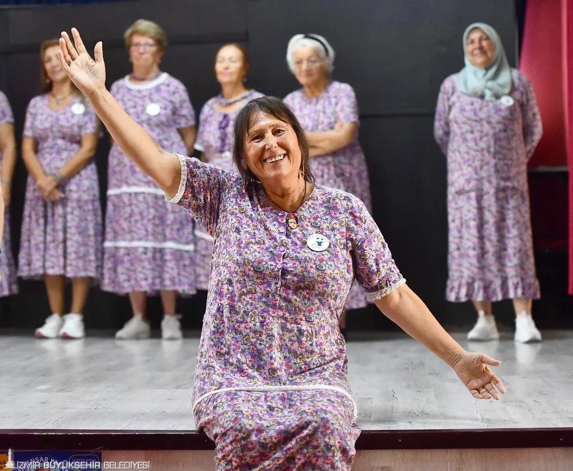 İzmir Büyükşehir Belediyesi Köy Tiyatroları, kırsal bölgelerde yaşayan kadınların hayatlarına dokunuyor. Tiyatro eğitimleriyle sosyalleşen kadınlar, sahnelerde kendi seslerini buluyor. 