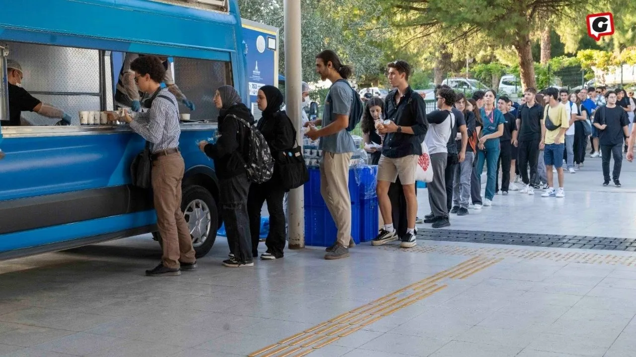 İzmir'de Üniversiteliye Ücretsiz Sıcak Yemek Desteği Sürdürüyor