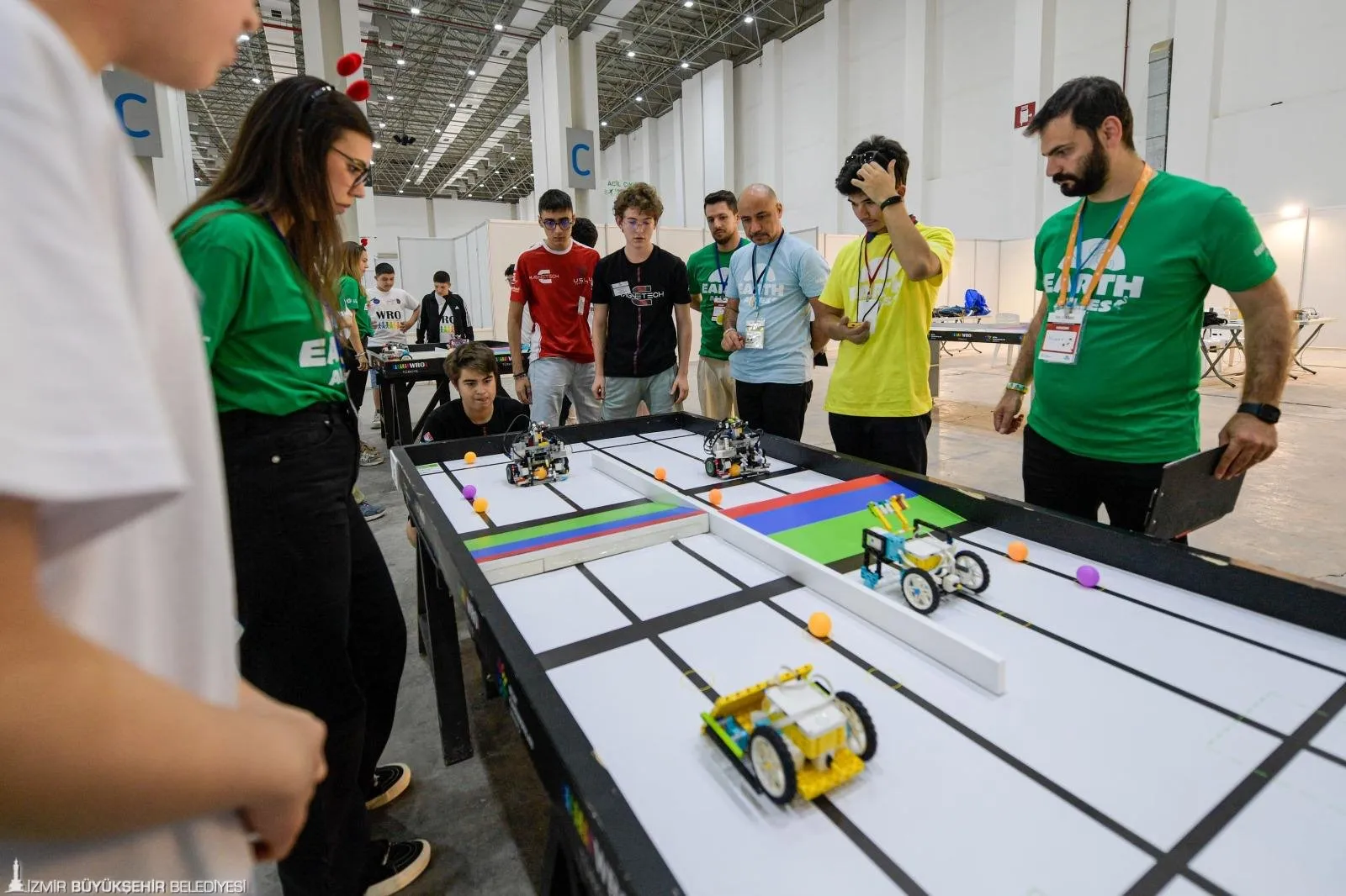 Dünya Robot Olimpiyatı 2024, 28-30 Kasım tarihlerinde İzmir'de düzenlenecek. 90'dan fazla ülkeden 3 bin genç, "Earth Allies" teması altında robotik projelerini sergileyecek.