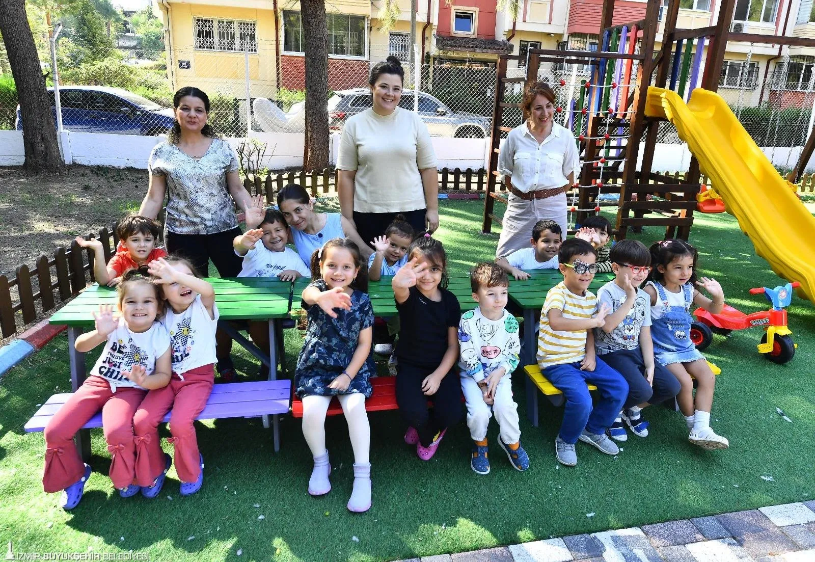  İzmir Büyükşehir Belediyesi, çocukların eğitimine verdiği önemi bir kez daha gösterdi. 4 yeni İZELMAN Anaokulu ile birlikte toplam 18 okulda binlerce çocuğa hizmet veriliyor.