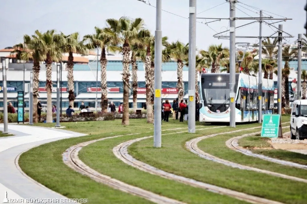 İzmir'in büyüyen tramvay ağına 22 yeni araç katılacak. İhalede yerli üretime verilen destek, hem ekonomiye katkı sağlayacak hem de teknolojik gelişime hız kazandıracak.