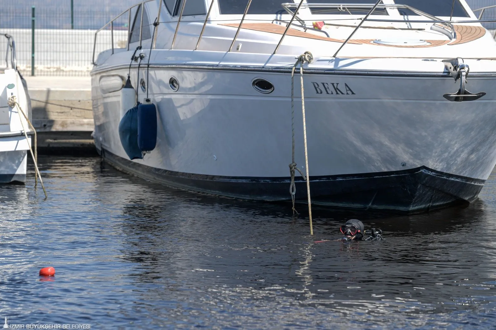 İzmir Büyükşehir Belediyesi iştiraki İZDENİZ, İzmir Marina’ya yanaşan teknelerin sabitlenmesi için tonozların yerini belirleme işini özel firmalar yerine İzmir İtfaiyesi dalgıçlarına devretti.