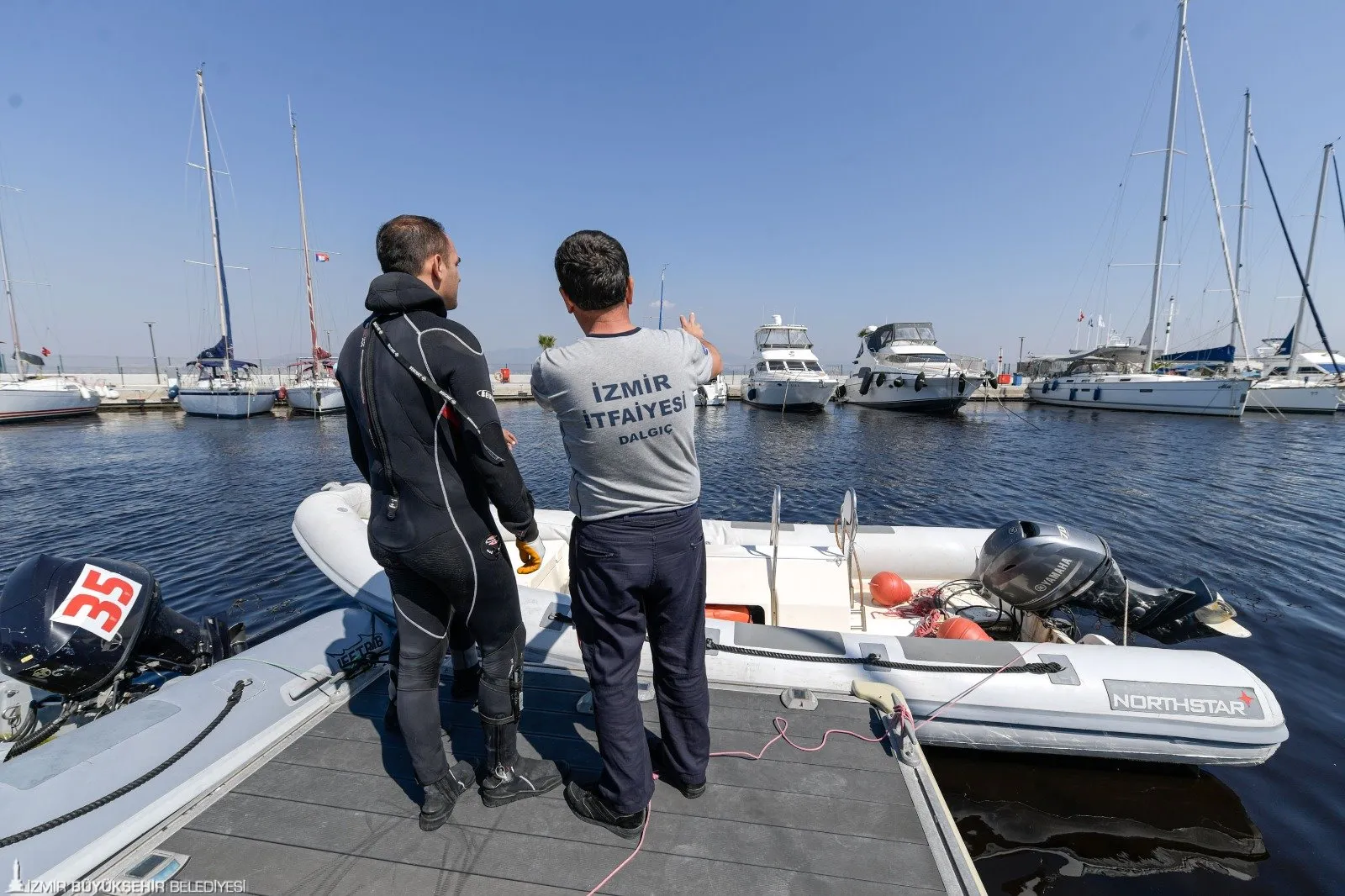 İzmir Büyükşehir Belediyesi iştiraki İZDENİZ, İzmir Marina’ya yanaşan teknelerin sabitlenmesi için tonozların yerini belirleme işini özel firmalar yerine İzmir İtfaiyesi dalgıçlarına devretti.