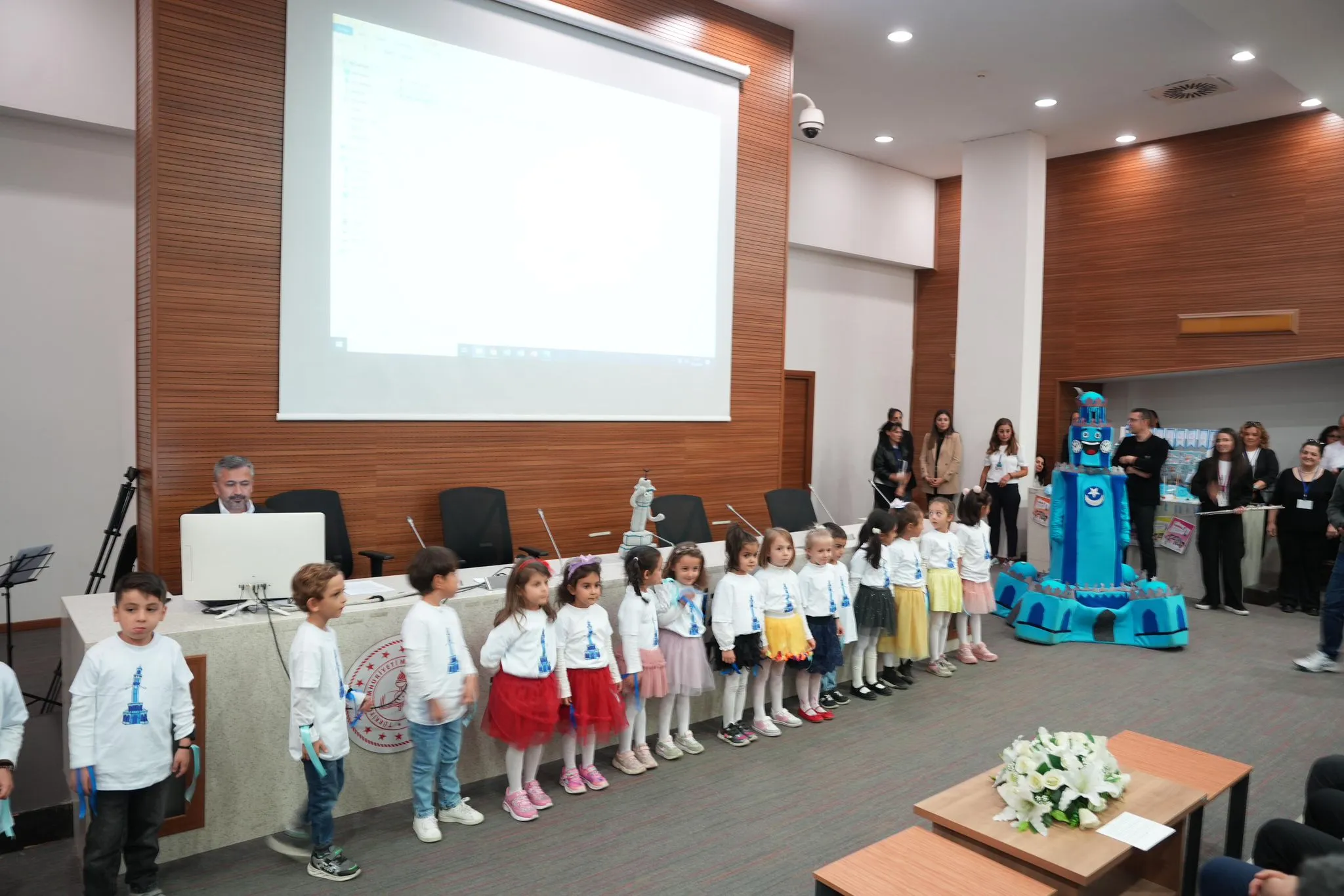 İzmir İl Milli Eğitim Müdürlüğü tarafından hazırlanan "İZMO Deprem Eğitimi Alıyor" kitabı, 30 Ekim İzmir Depremi'nin yıl dönümünde tanıtıldı.