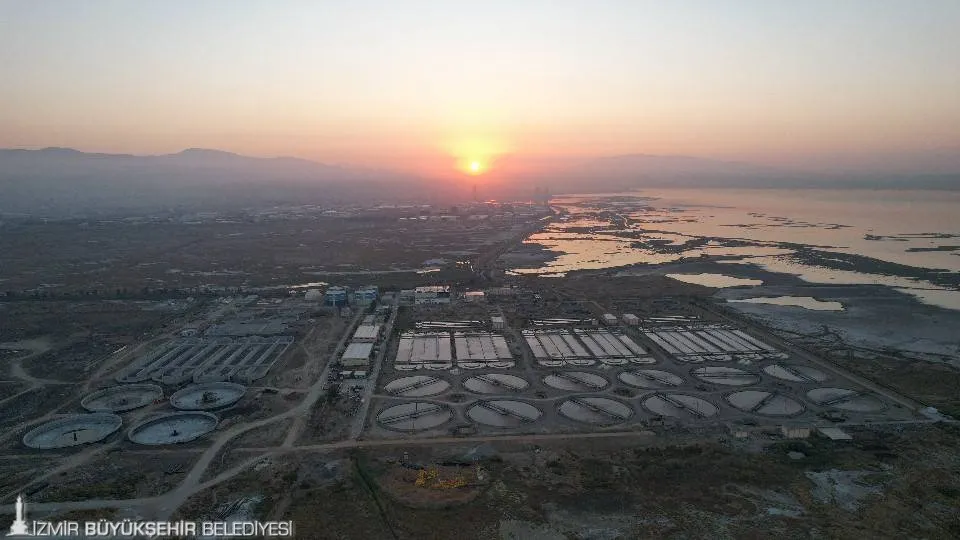 İzmir'in su sorununa kalıcı çözüm! İZSU'nun yeni stratejik planı ile şehir genelinde içme suyu kalitesi artırılacak, atık su yönetimi iyileştirilecek ve su kayıpları azaltılacak.