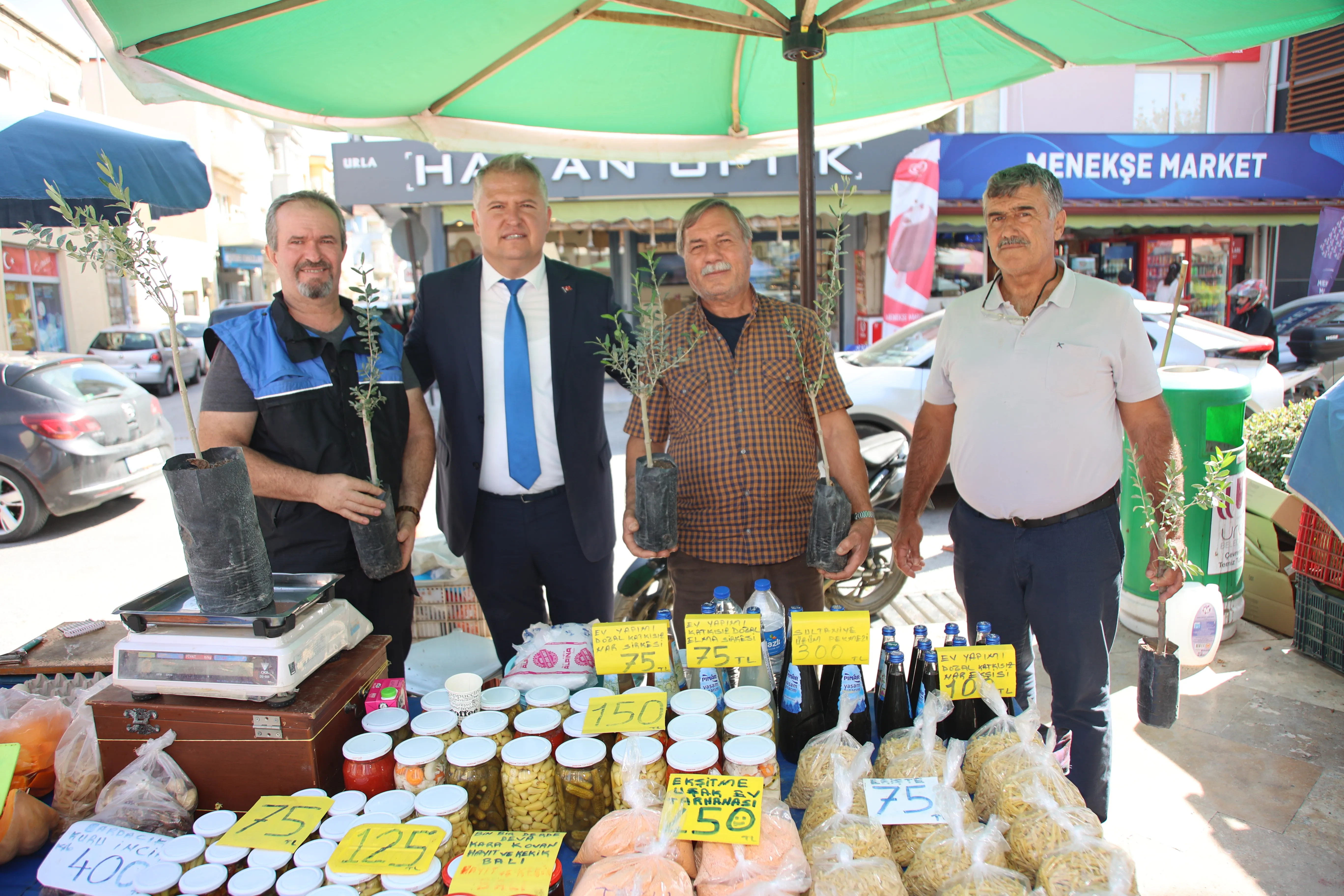 Urla Belediye Başkanı Selçuk Balkan, Dünya Kadın Çiftçiler Zirvesi'nde yaptığı konuşmada, kadın üreticilerin tarımdaki rolüne ve toprak koruma bilincine vurgu yaptı.