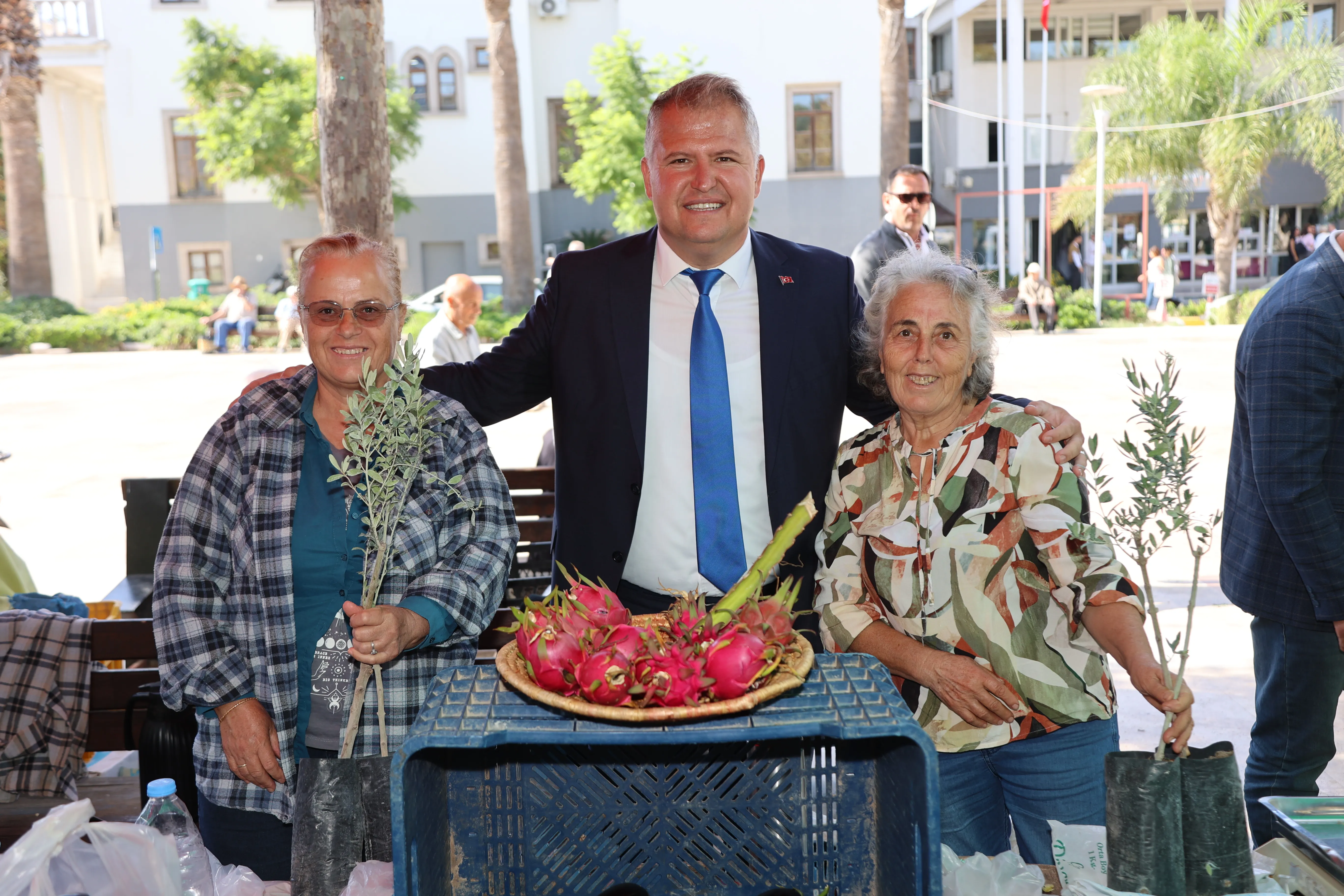 Urla Belediye Başkanı Selçuk Balkan, Dünya Kadın Çiftçiler Zirvesi'nde yaptığı konuşmada, kadın üreticilerin tarımdaki rolüne ve toprak koruma bilincine vurgu yaptı.