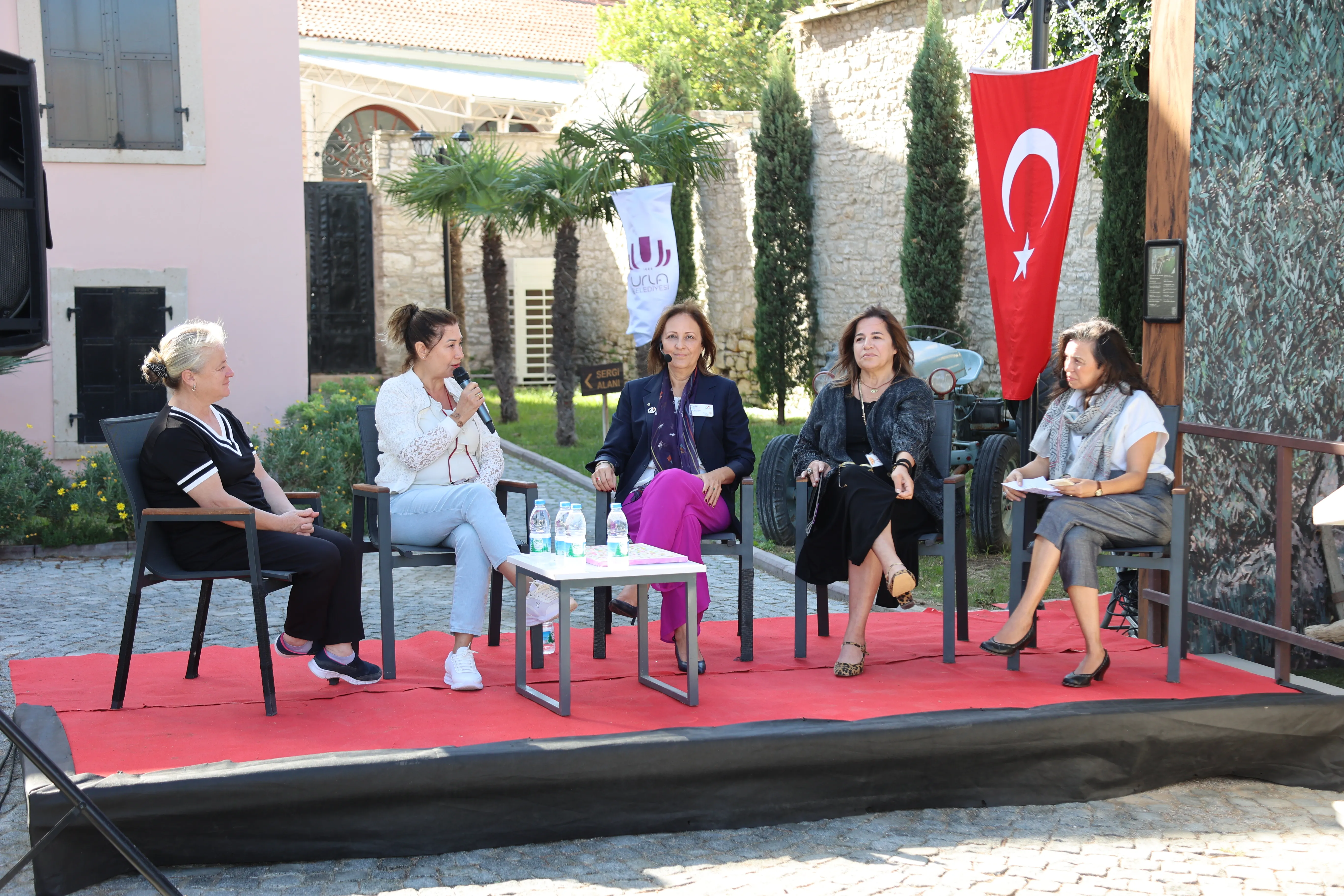 Urla Belediye Başkanı Selçuk Balkan, Dünya Kadın Çiftçiler Zirvesi'nde yaptığı konuşmada, kadın üreticilerin tarımdaki rolüne ve toprak koruma bilincine vurgu yaptı.