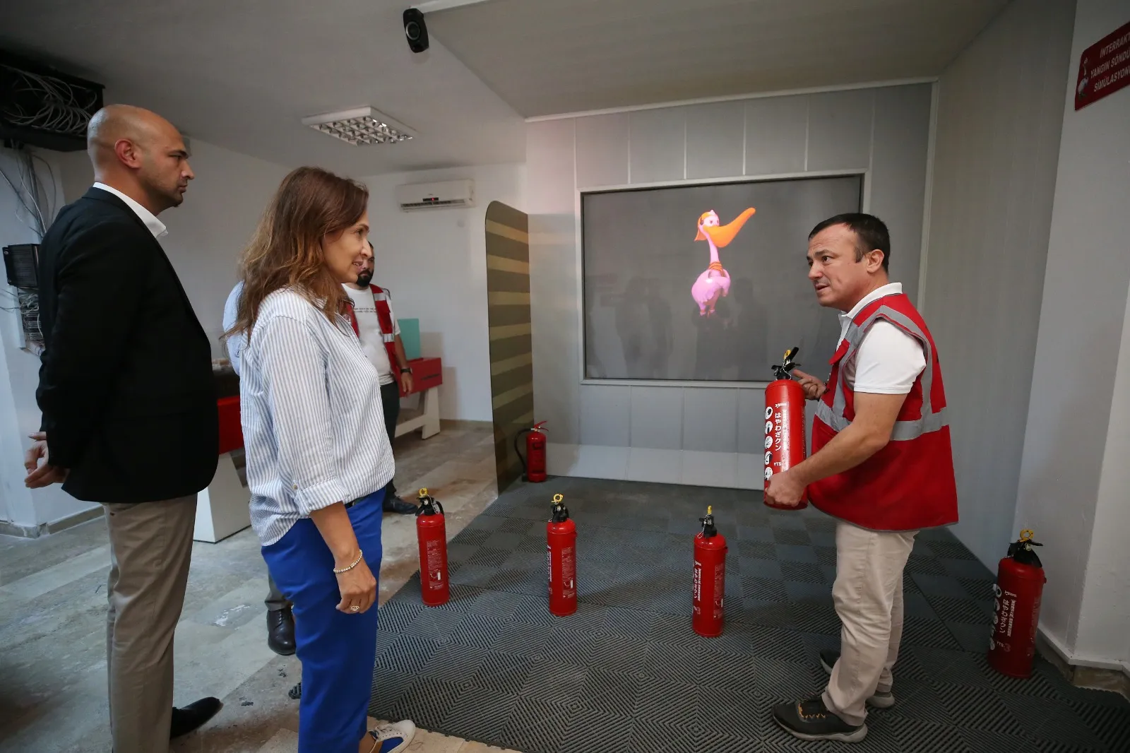 Karşıyaka Belediyesi, vatandaşları olası afetlere karşı bilinçlendirmek amacıyla yenilenen Afet Eğitim Merkezi'ni hizmete sundu.