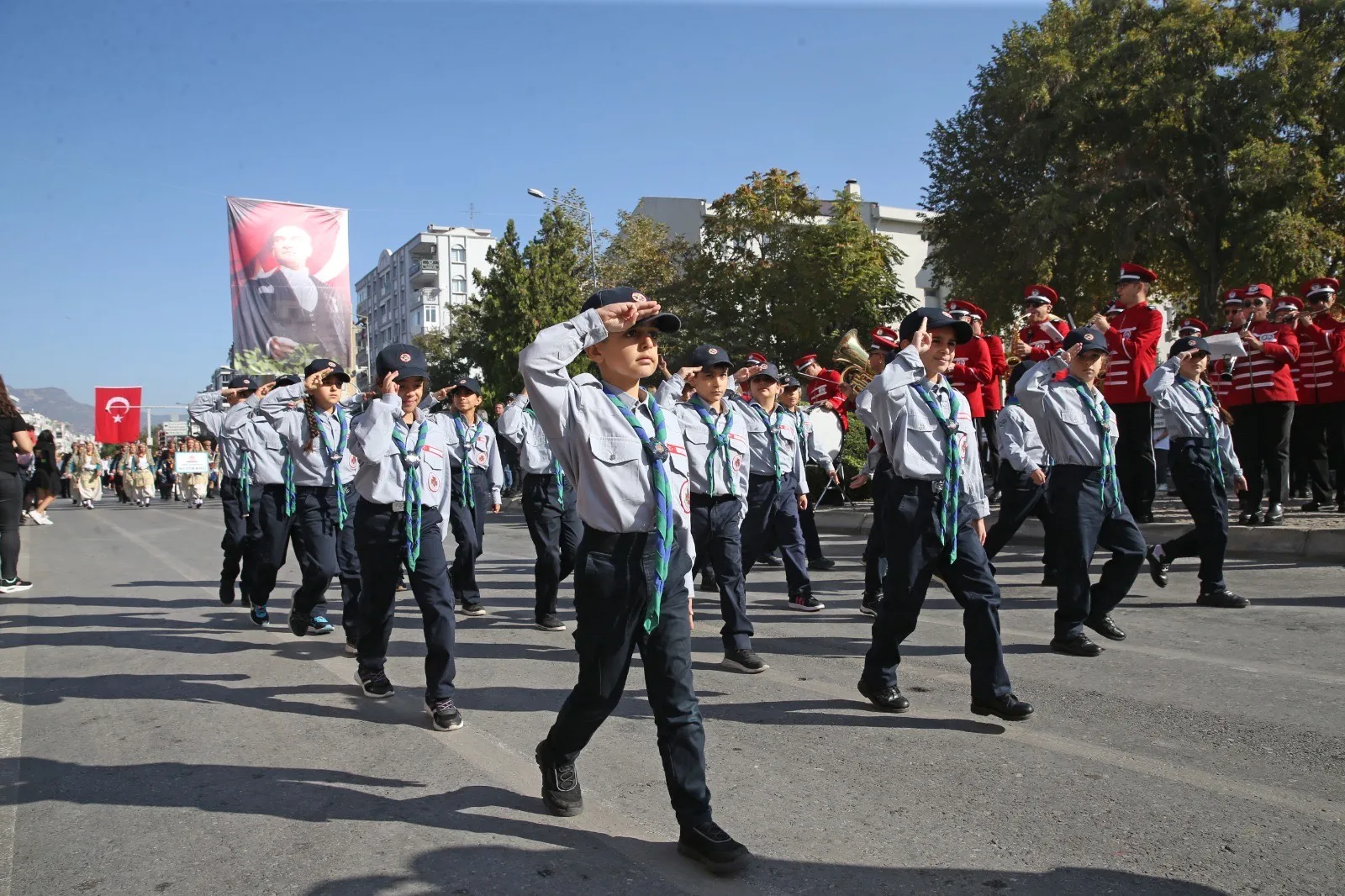 Karşıyaka, Cumhuriyet Bayramı'nı coşkuyla kutladı. Belediye Başkanı Ünsal, fener alayı düzenleyeceklerini duyurarak "Cumhuriyet hep payidar kalacaktır" dedi. Bayram neşesi tüm kenti sardı.