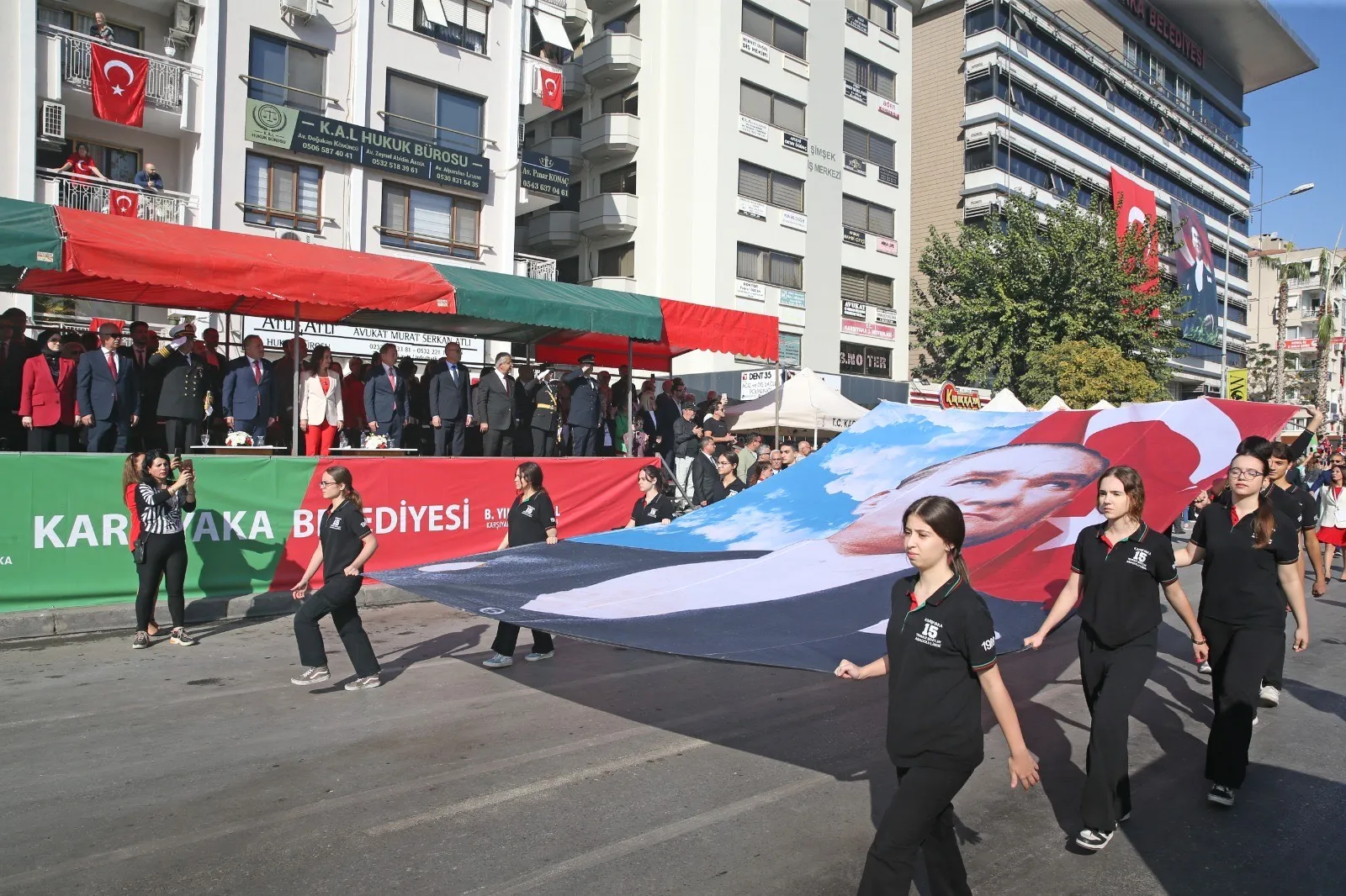 Karşıyaka, Cumhuriyet Bayramı'nı coşkuyla kutladı. Belediye Başkanı Ünsal, fener alayı düzenleyeceklerini duyurarak "Cumhuriyet hep payidar kalacaktır" dedi. Bayram neşesi tüm kenti sardı.