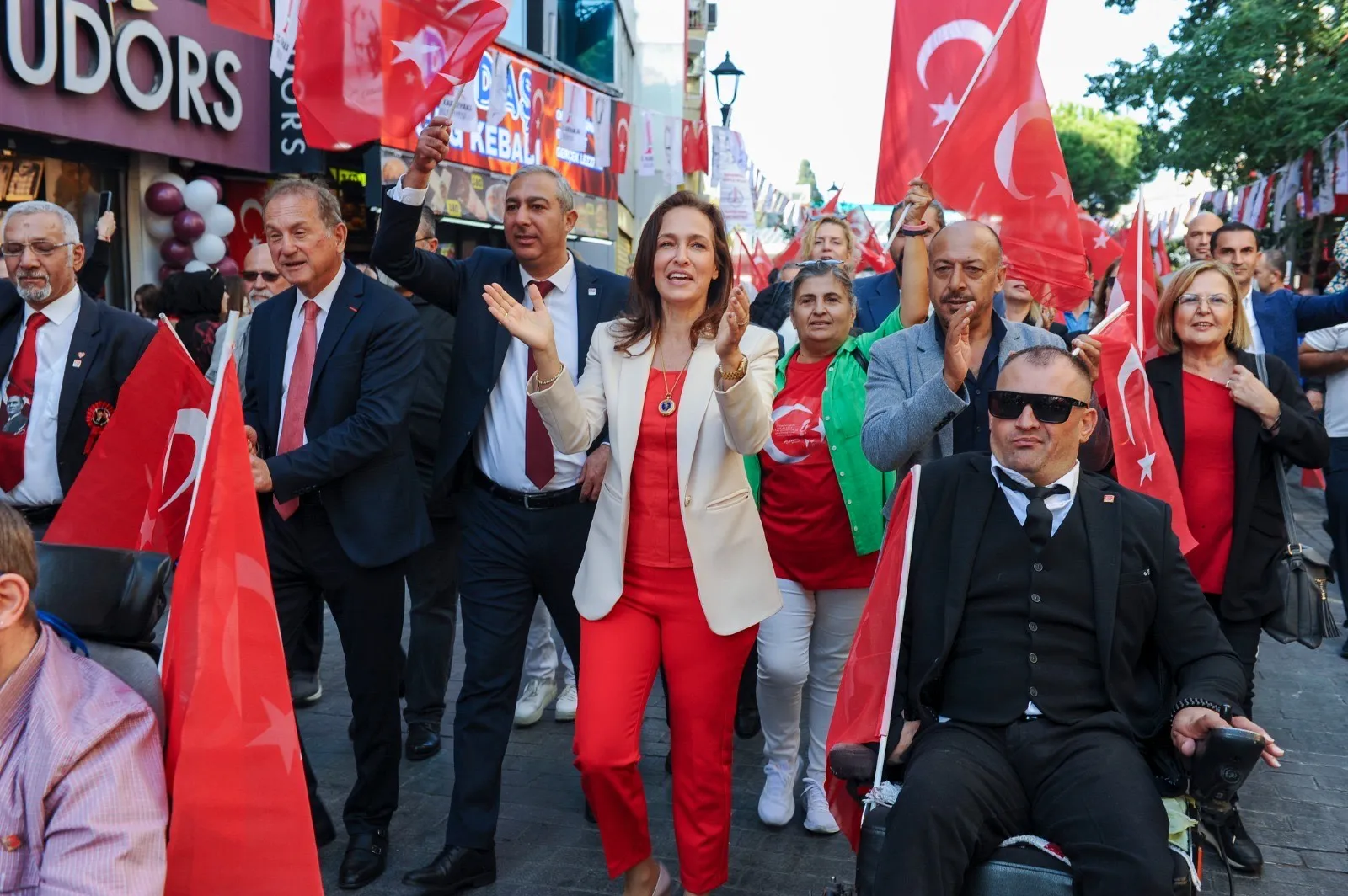 Karşıyaka, Cumhuriyet Bayramı'nı coşkuyla kutladı. Belediye Başkanı Ünsal, fener alayı düzenleyeceklerini duyurarak "Cumhuriyet hep payidar kalacaktır" dedi. Bayram neşesi tüm kenti sardı.