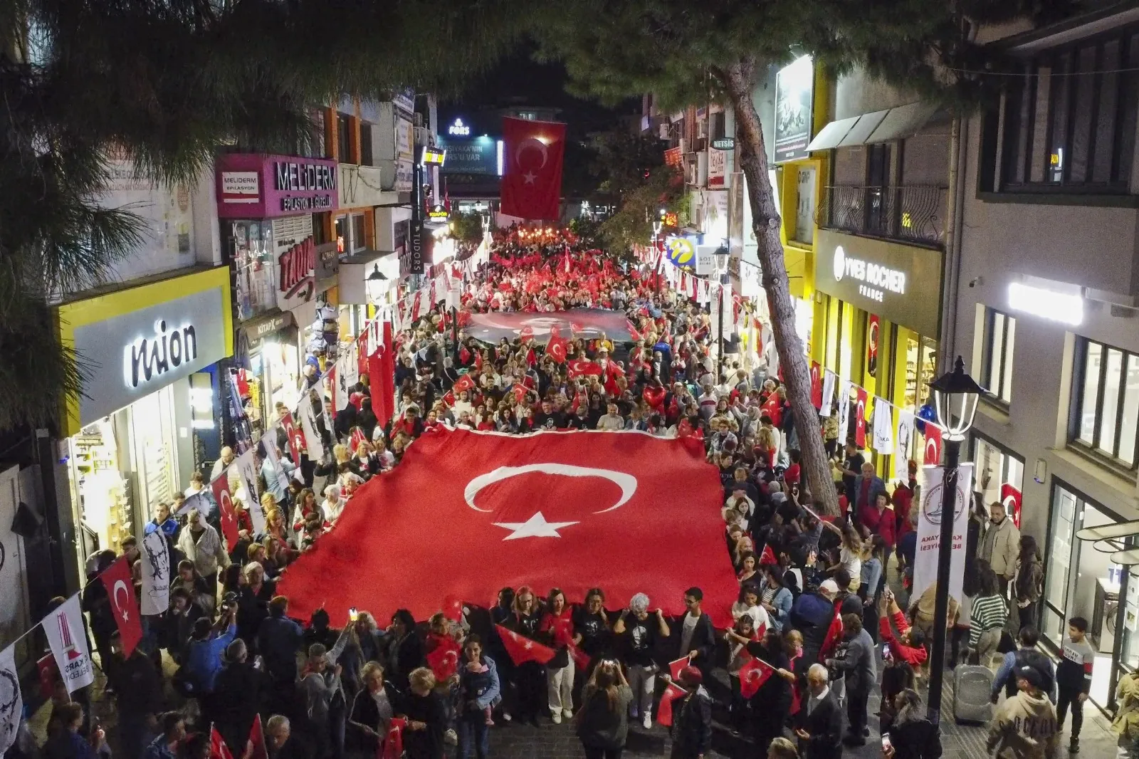 Karşıyaka Belediyesi'nin düzenlediği fener alayında vatandaşlar, Cumhuriyet'in kurucusu Mustafa Kemal Atatürk'ü saygı ve minnetle andı.