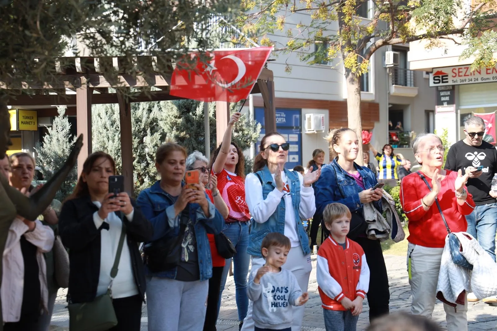 Karşıyaka Kaymakamlığı önünde düzenlenen törenle başlayan Cumhuriyet Bayramı kutlamalarında, Kaymakam Özkan Demir, Belediye Başkanı Yıldız Ünsal ve vatandaşlar bir araya geldi.