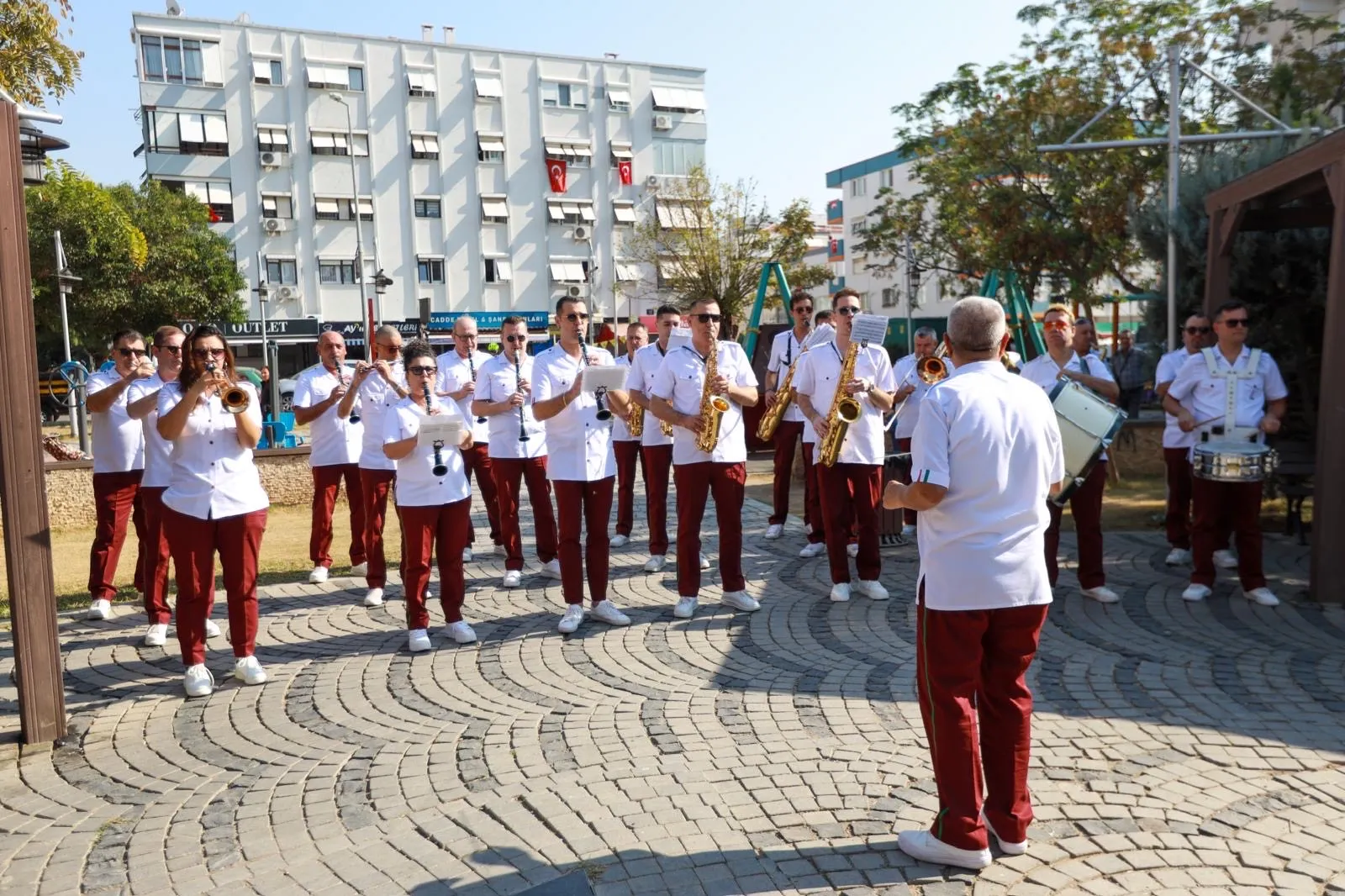 Karşıyaka Kaymakamlığı önünde düzenlenen törenle başlayan Cumhuriyet Bayramı kutlamalarında, Kaymakam Özkan Demir, Belediye Başkanı Yıldız Ünsal ve vatandaşlar bir araya geldi.