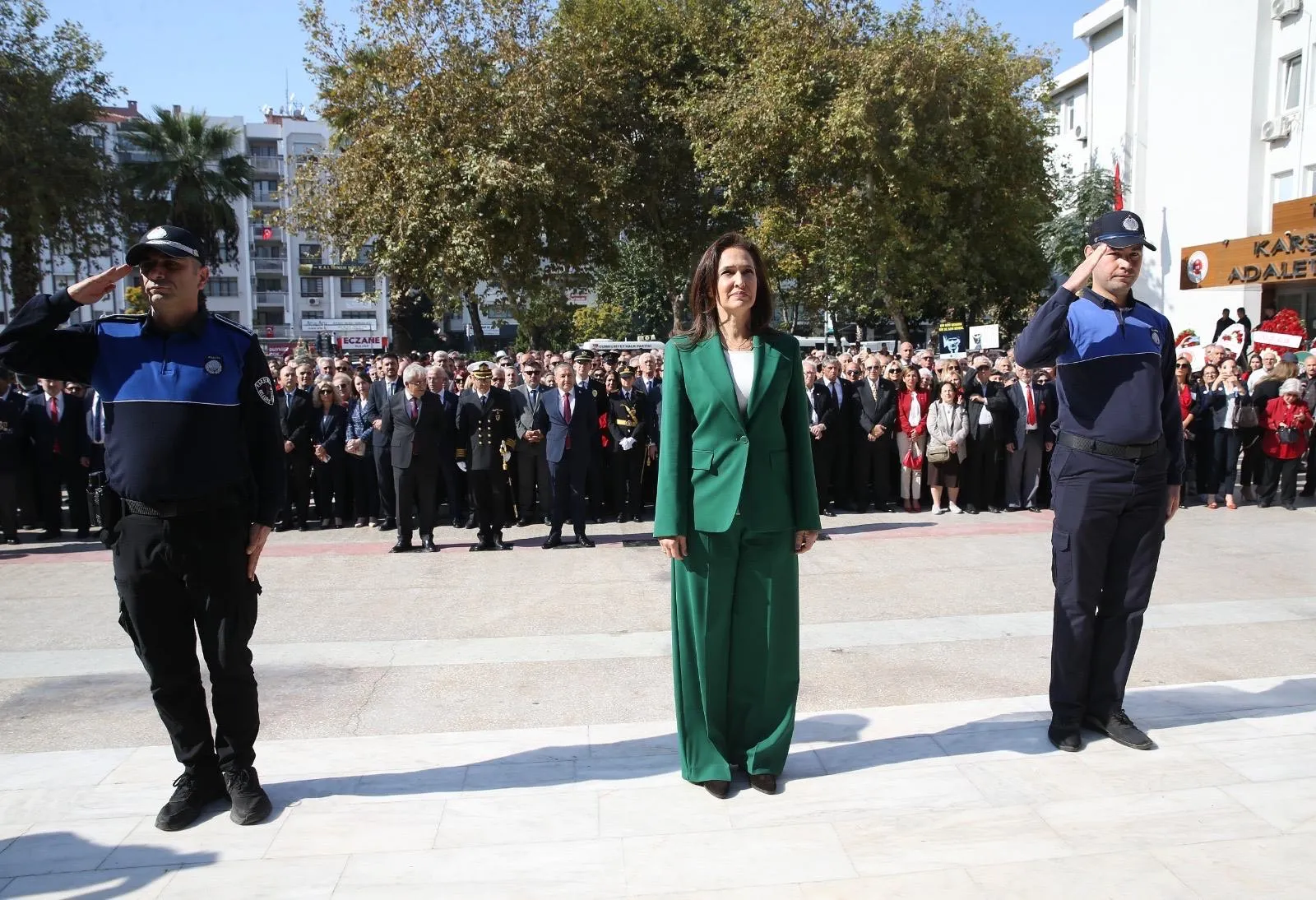 Karşıyaka Kaymakamlığı önünde düzenlenen törenle başlayan Cumhuriyet Bayramı kutlamalarında, Kaymakam Özkan Demir, Belediye Başkanı Yıldız Ünsal ve vatandaşlar bir araya geldi.