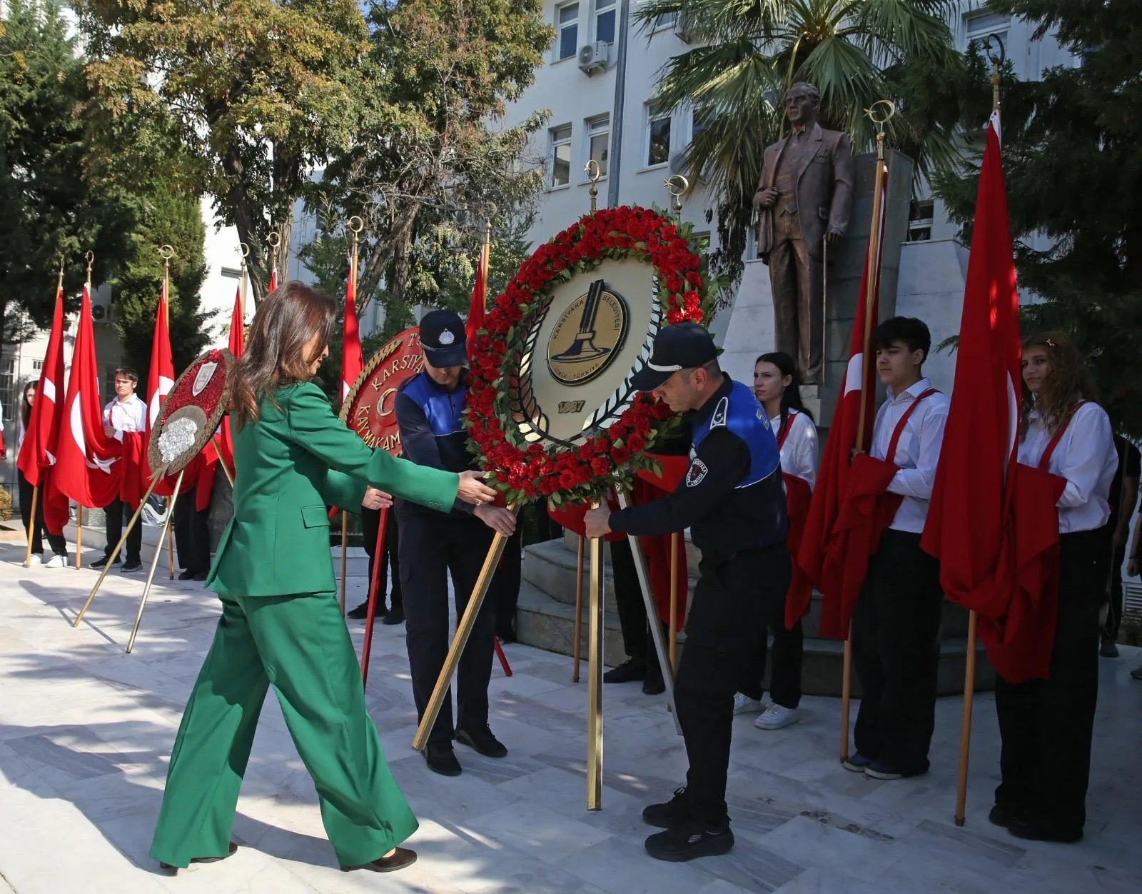 Karşıyaka Kaymakamlığı önünde düzenlenen törenle başlayan Cumhuriyet Bayramı kutlamalarında, Kaymakam Özkan Demir, Belediye Başkanı Yıldız Ünsal ve vatandaşlar bir araya geldi.