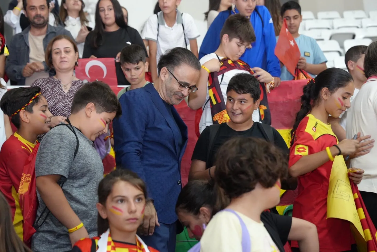 KFC Voleybol 1. Ligi 2024-2025 sezonu, Papara Göztepe ile Havran Belediyesi arasında gerçekleşen heyecan dolu maçla başladı.