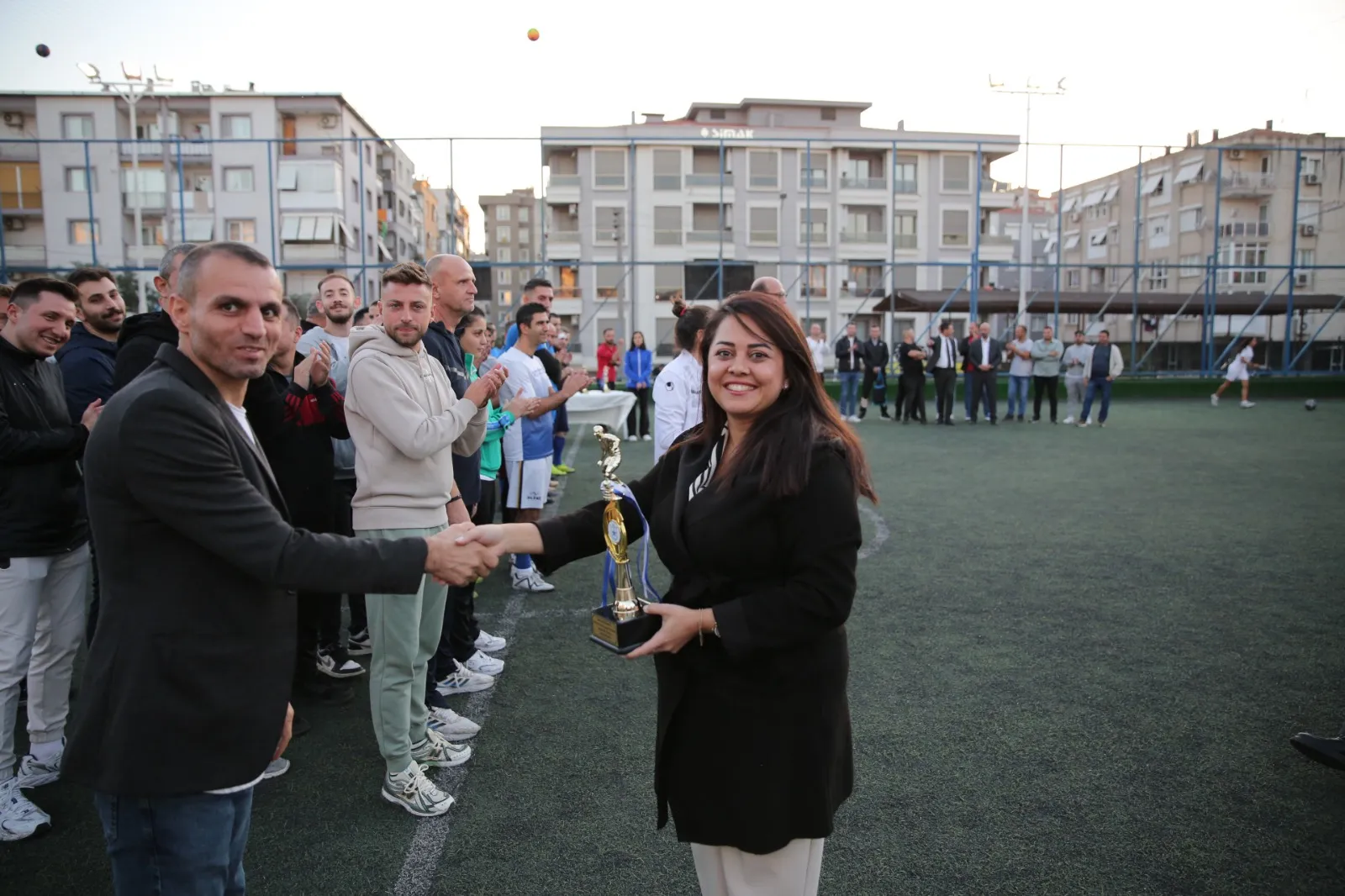 Konak Belediyesi, Cumhuriyet'in 101. yılı anısına düzenlediği Müdürlükler Arası Futbol Turnuvası'nı coşkuyla tamamladı. 