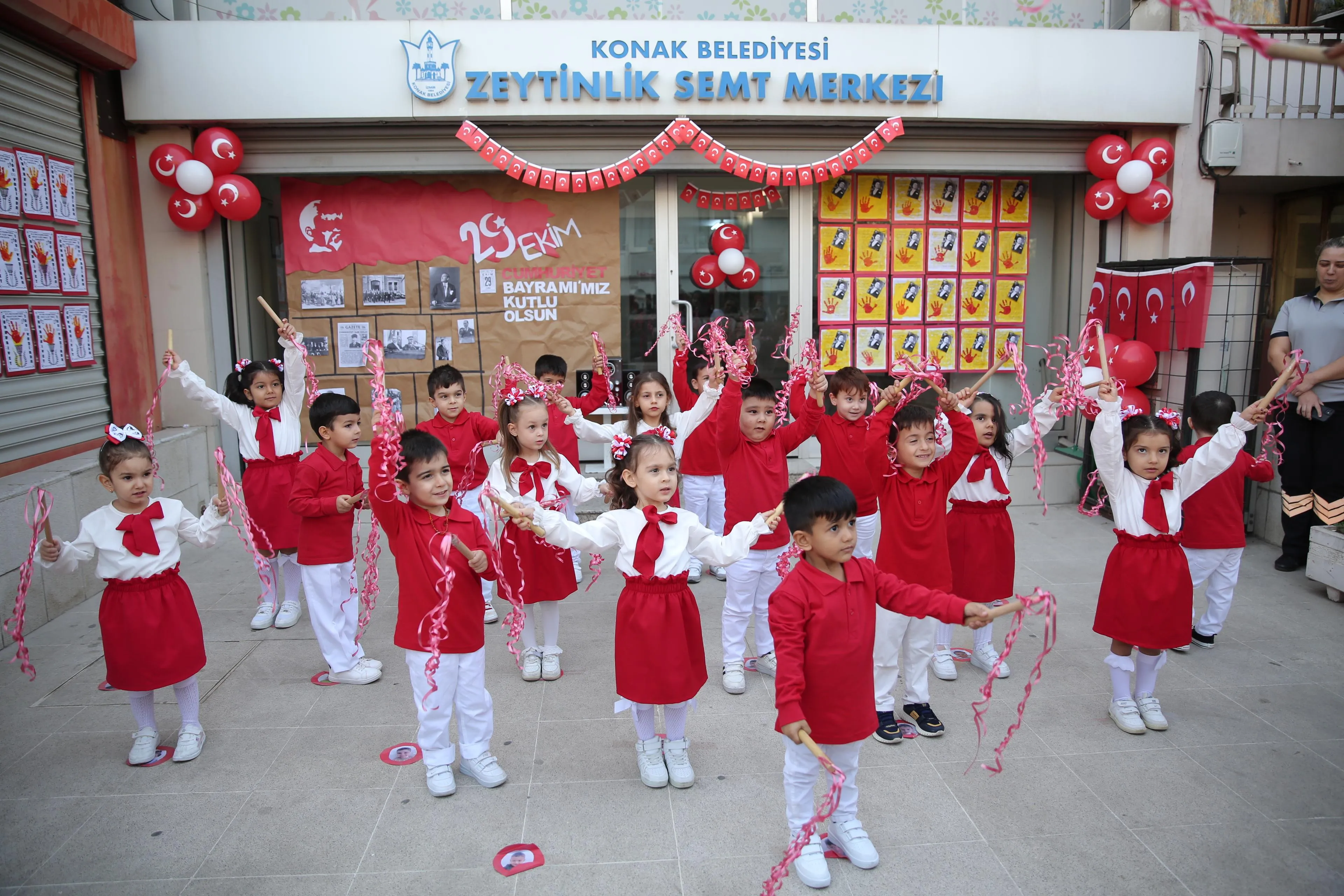 Konak Belediyesi'nin 3-5 yaş grubuna ücretsiz okul öncesi eğitim sunduğu Mutlu Çocuklar Oyun Evleri, Cumhuriyet Bayramı coşkusuna ev sahipliği yaptı.