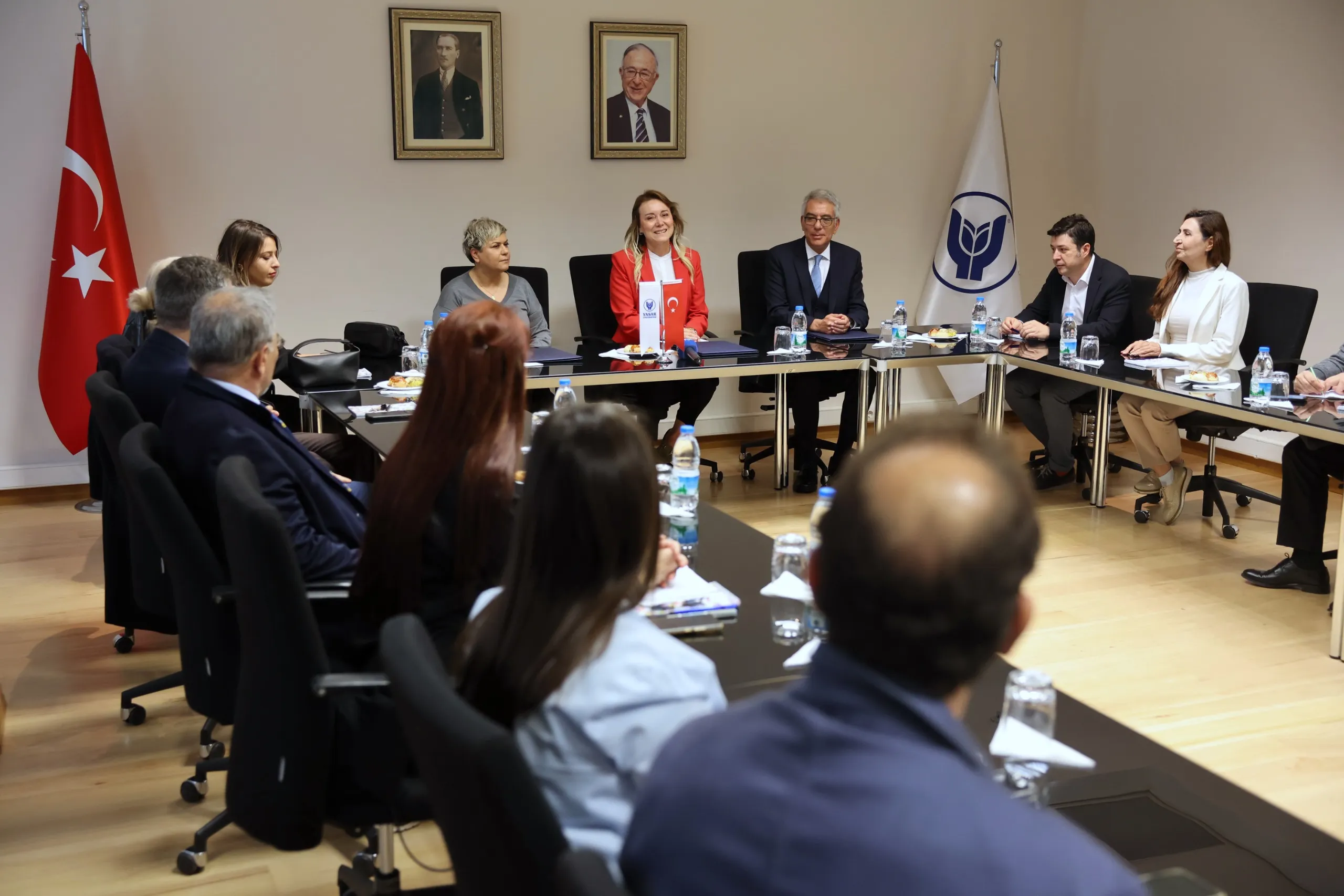 Konak Belediyesi, sokakta yaşayan hayvanlar için Yaşar Üniversitesi ve Caploonba Orpak Mobilya ile iş birliğine gitti. 