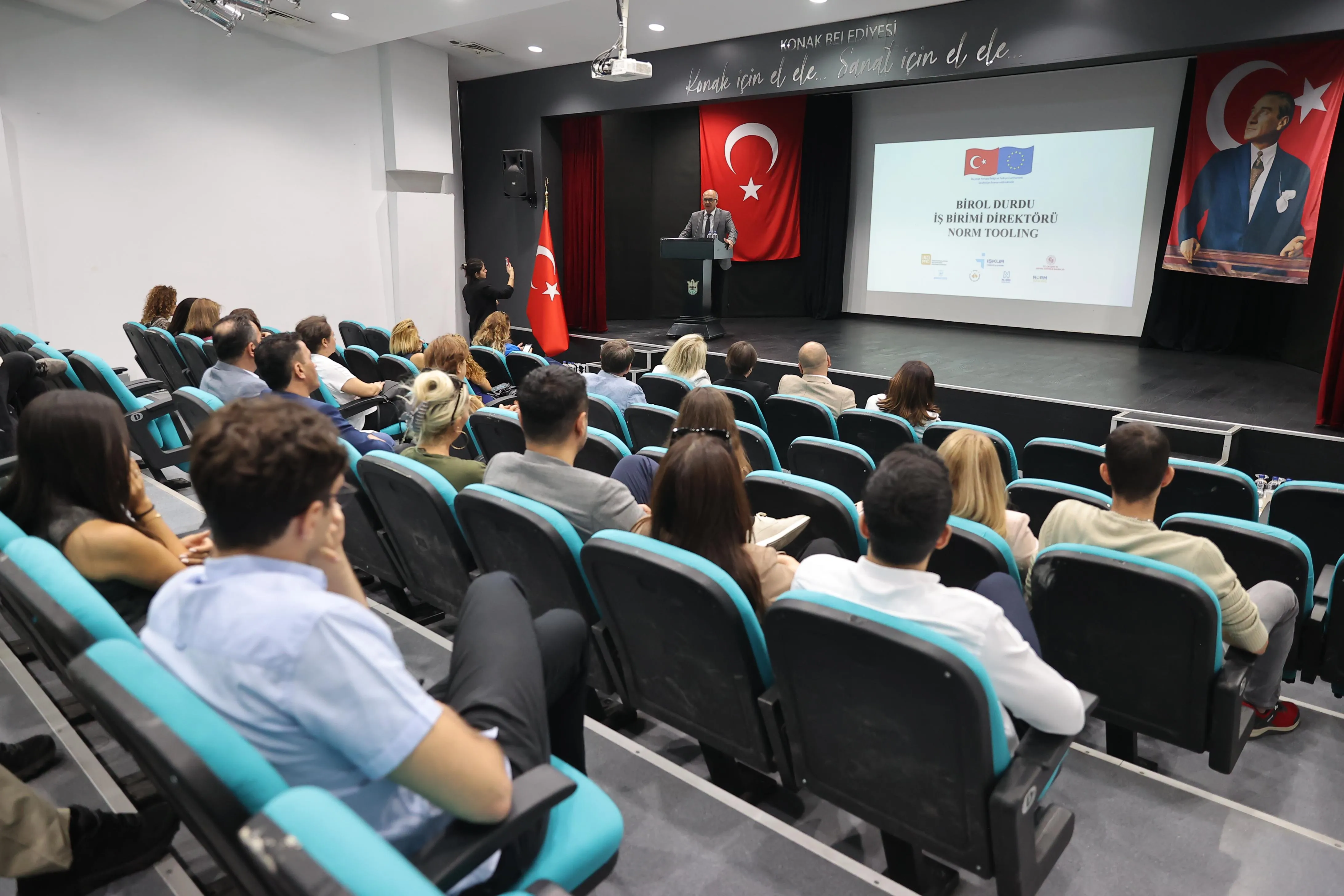 Konak İş Eğitim Merkezi Projesi’nin kapanış konferansında, gençlerin istihdamına yönelik önemli gelişmeler paylaşıldı.