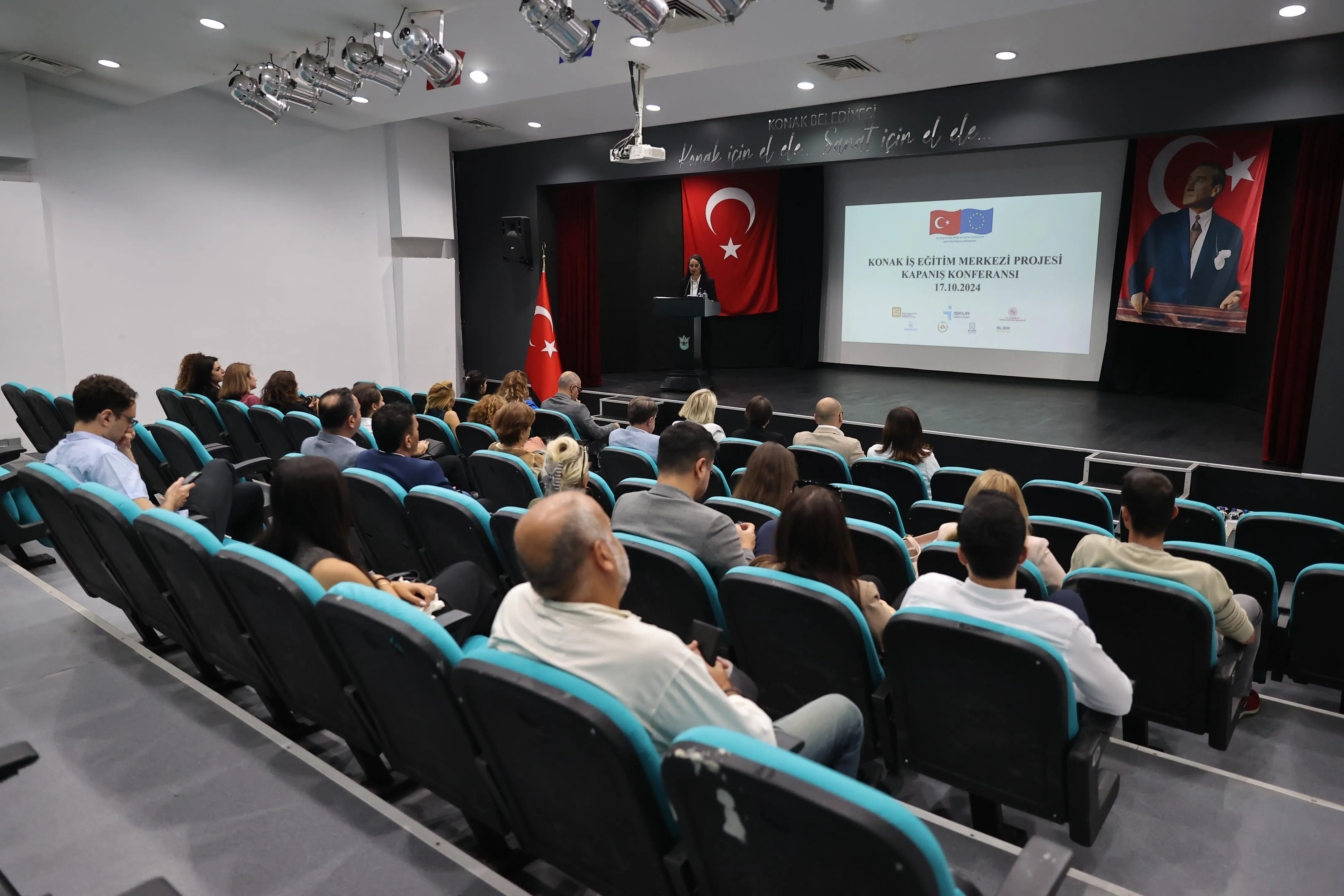 Konak İş Eğitim Merkezi Projesi’nin kapanış konferansında, gençlerin istihdamına yönelik önemli gelişmeler paylaşıldı.