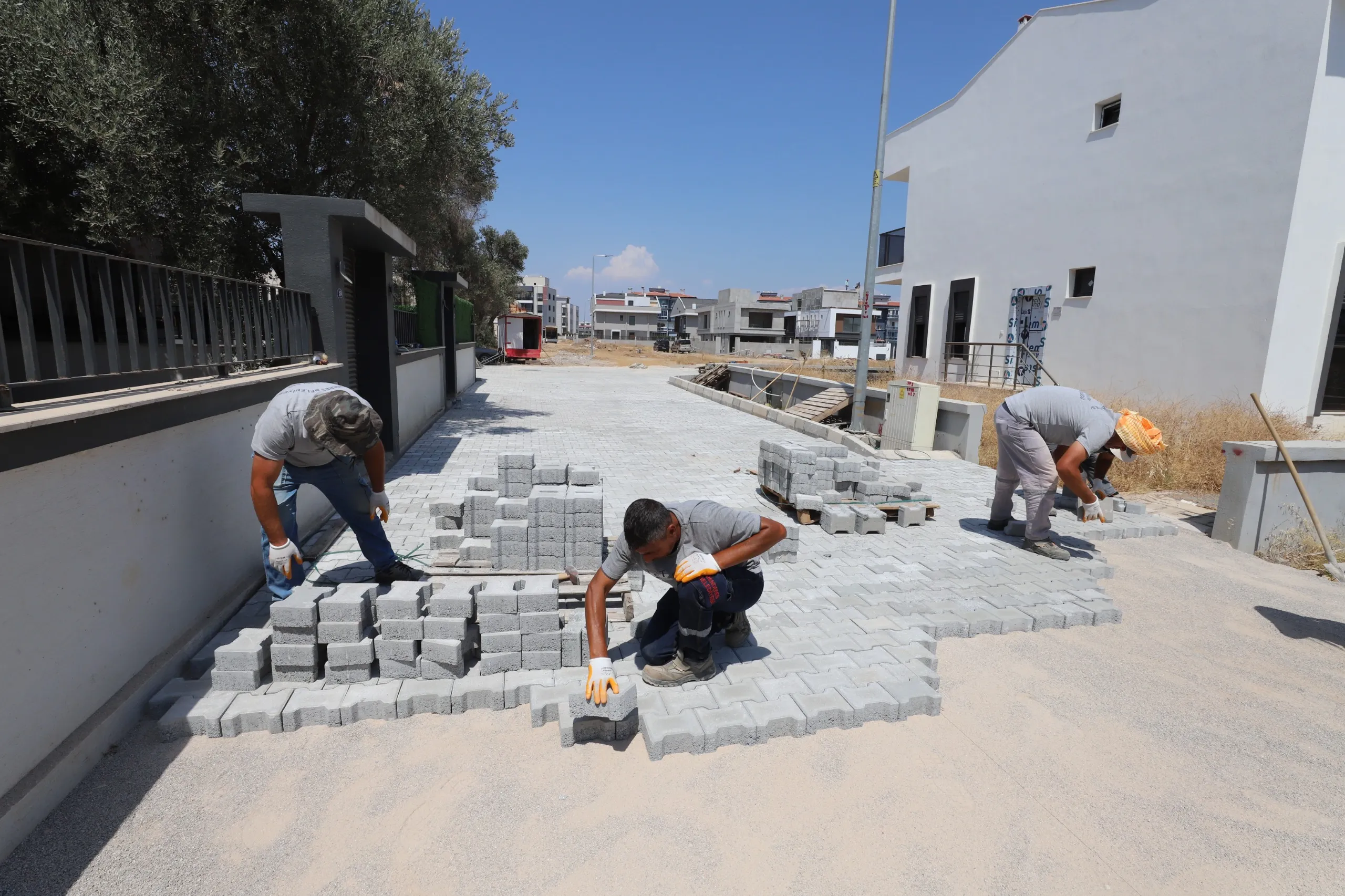 Menderes Belediyesi, Kemalpaşa Mahallesi Söğüt Sokak’ta 5000 metrekare kilit parke ve 100 metre bordür döşeme çalışmasını tamamladı.