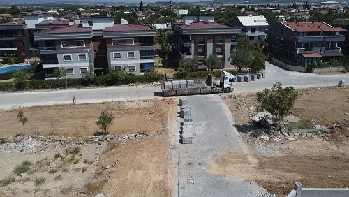 Menderes Belediyesi, Kemalpaşa Mahallesi Söğüt Sokak’ta 5000 metrekare kilit parke ve 100 metre bordür döşeme çalışmasını tamamladı.