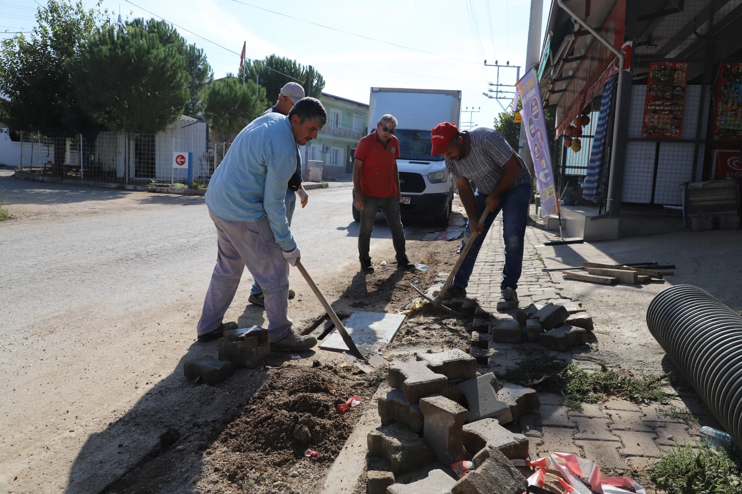 Menderes Belediyesi, Karakuyu Mahallesi'nde gerçekleştirdiği yağmur suyu kanalları döşeme çalışmasıyla su taşkınlarına çözüm buldu. 