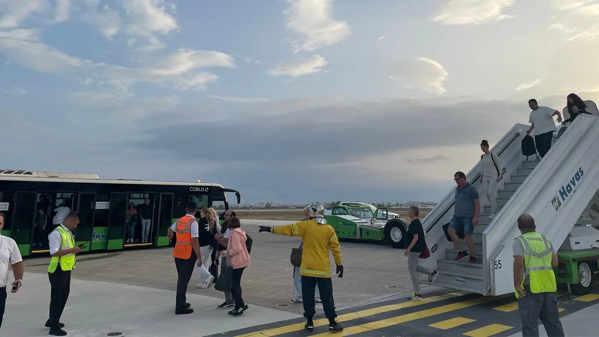 Ulaştırma ve Altyapı Bakanlığı, Corendon Hava Yolları'nın Münih'ten Antalya'ya sefer yapan uçağının iniş sırasında arka sağ tekerleklerinin patladığını açıkladı.