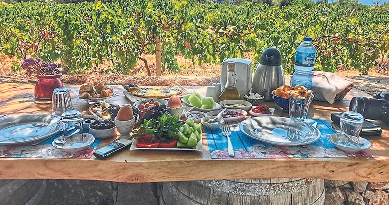 Misafirperverliğin en güzel örneklerinin sergilendiği bu kahvaltı duraklarını keşfedin. Hem yerli halkın hem de turistlerin tercih ettiği bu mekânlarla, kahvaltı deneyiminizi bir şölene dönüştürün..