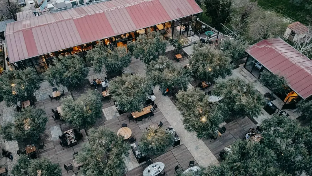 İzmir, zengin gastronomi kültürüyle ziyaretçilerine unutulmaz bir lezzet deneyimi sunuyor. Ege'nin eşsiz tatları ve deniz ürünleriyle dolu , her damak zevkine hitap eden restoranlar işte bu listede...