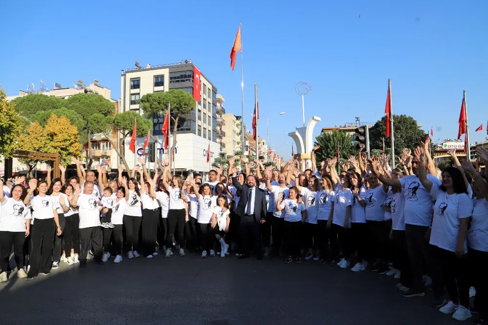 Ödemiş, Cumhuriyet'in 101. yılını unutulmaz kıldı. Fener alayları, konserler, sanat sergileri ve 101 zeybek gösterisiyle ilçede büyük bir coşku yaşandı.