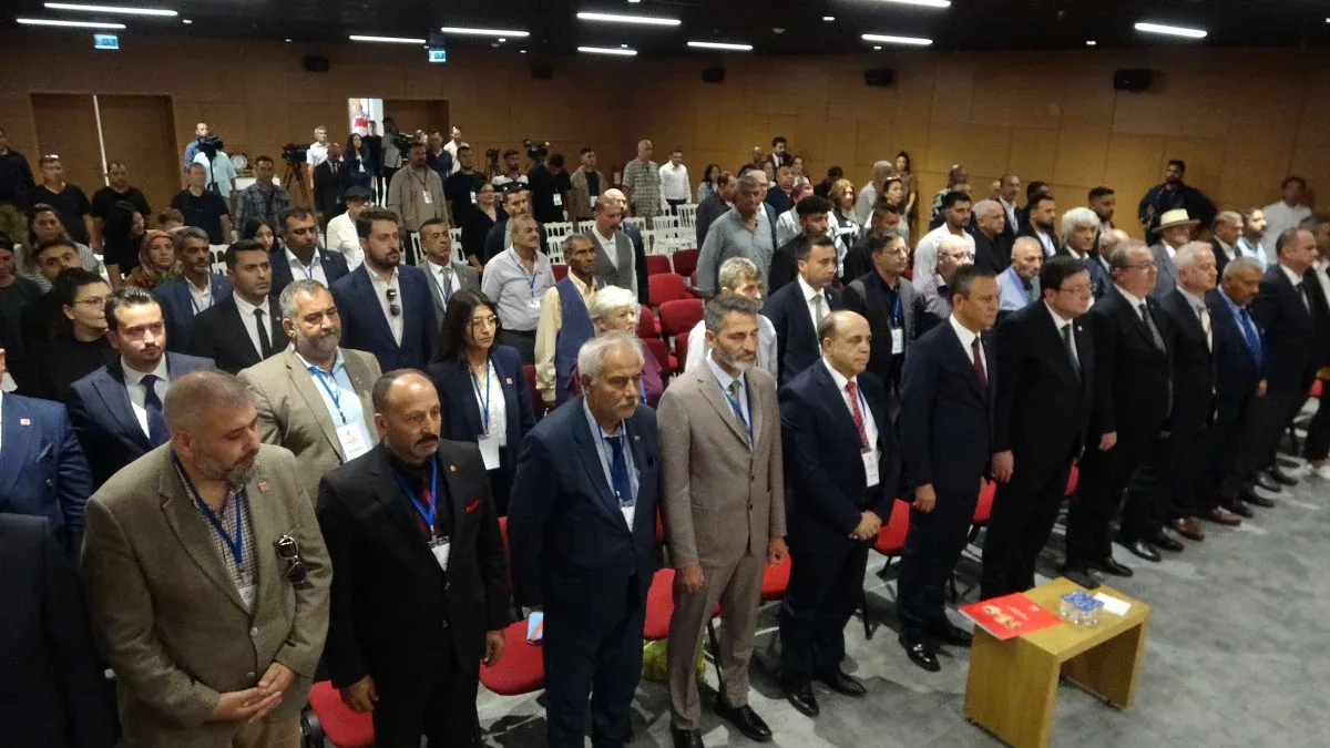 Cumhuriyet Halk Partisi (CHP) Genel Başkanı Özgür Özel, Çanakkale’de düzenlenen il belediye başkanları toplantısında erken seçim çağrısı yaptı.